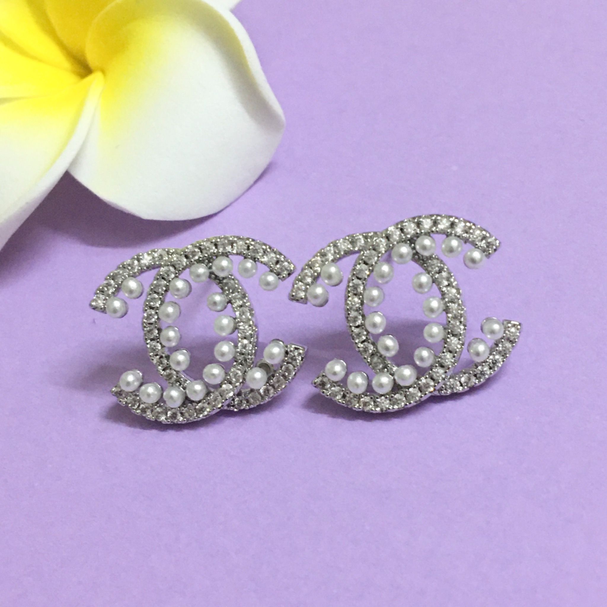 Bông Tai Chanel Màu Trắng Ngọc Trai & Pha Lê (AY)