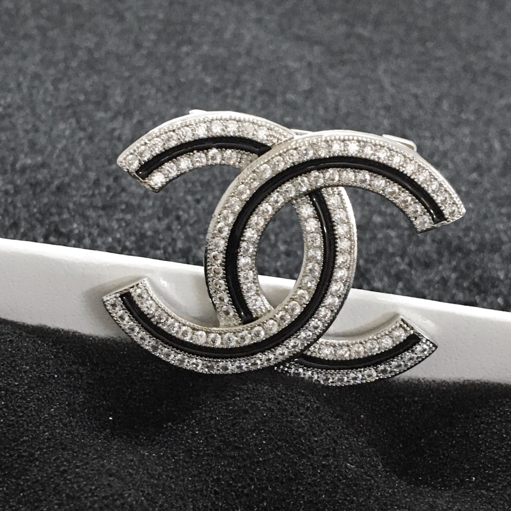 Cài Áo Chanel Màu Trắng Đen Pha Lê (BA)