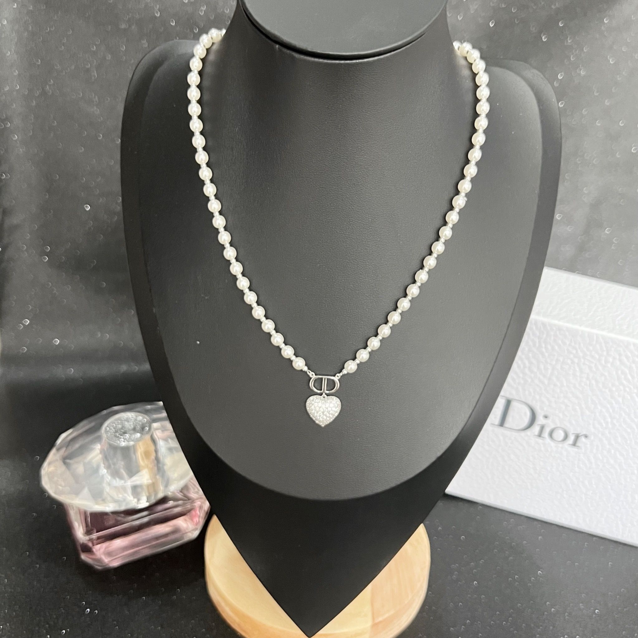 Dây Chuyền Ngắn - Dior Trái Tim Màu Trắng Ngọc Trai & Pha Lê (AJ)