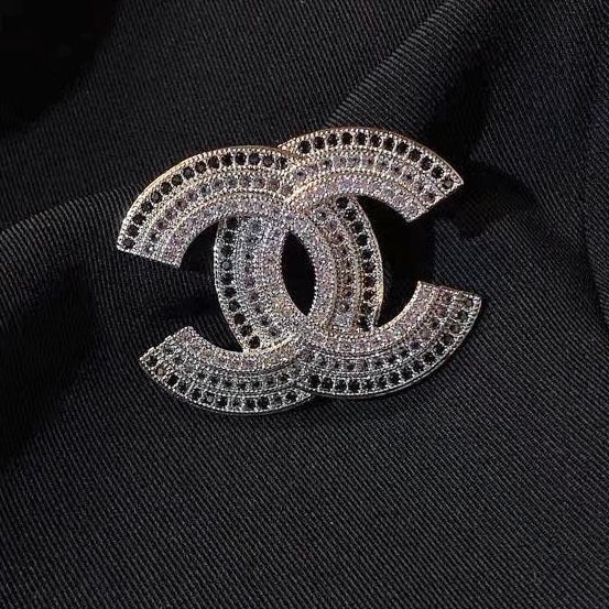 Cài Áo & Mặt Dây Chuyền - Chanel Pha Lê Đen & Trắng (CB)