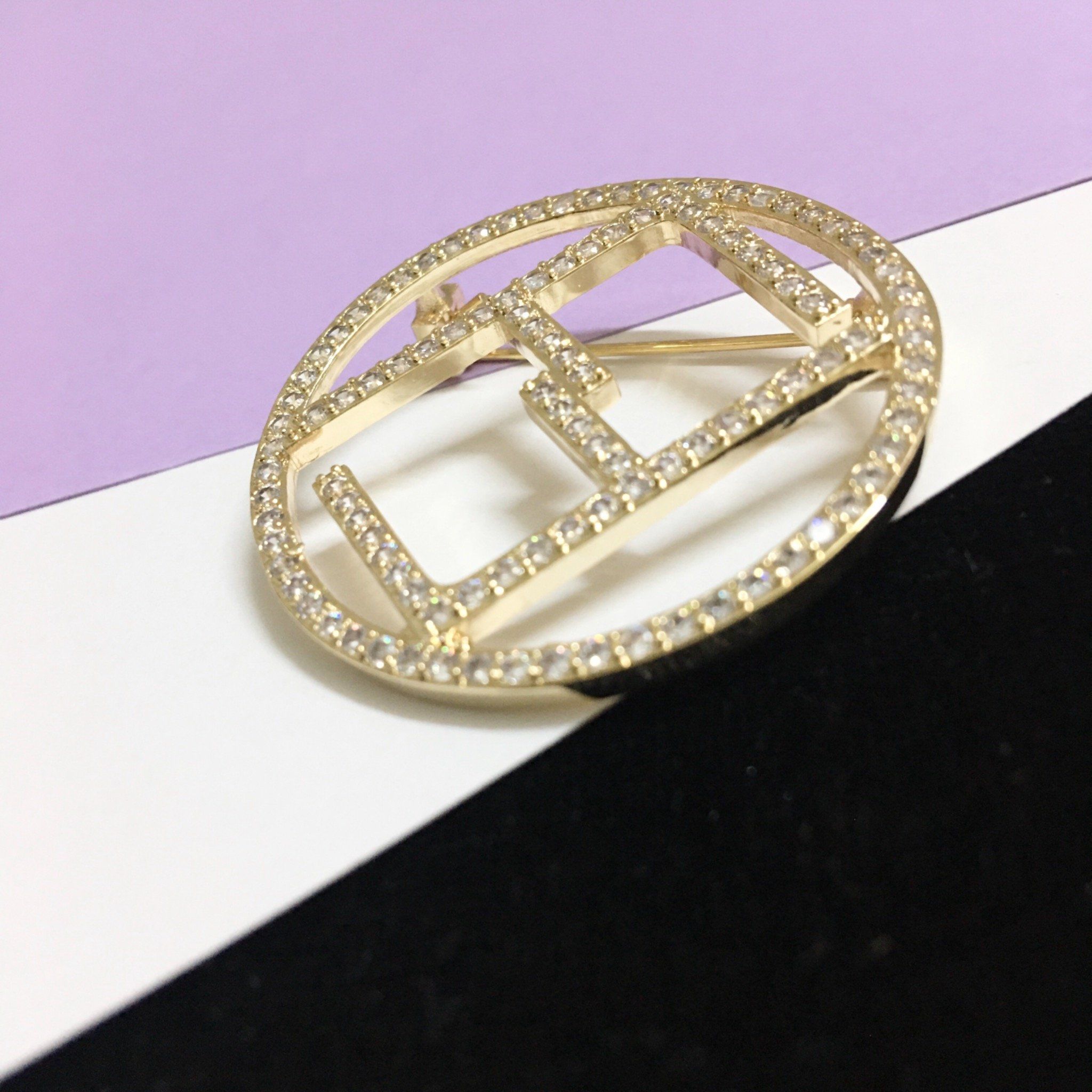 Cài Áo Nam, Nữ - Fendi Màu Vàng Pha Lê Trắng (AA)