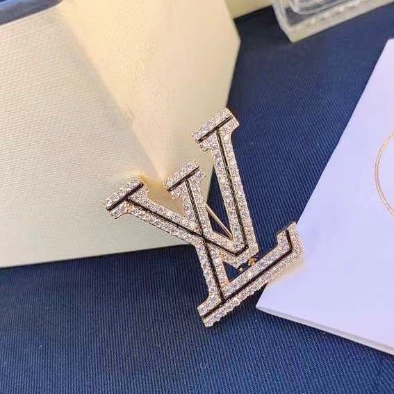 Cài Áo Nam, Nữ - LV Màu Vàng Pha Lê Trắng (AE)