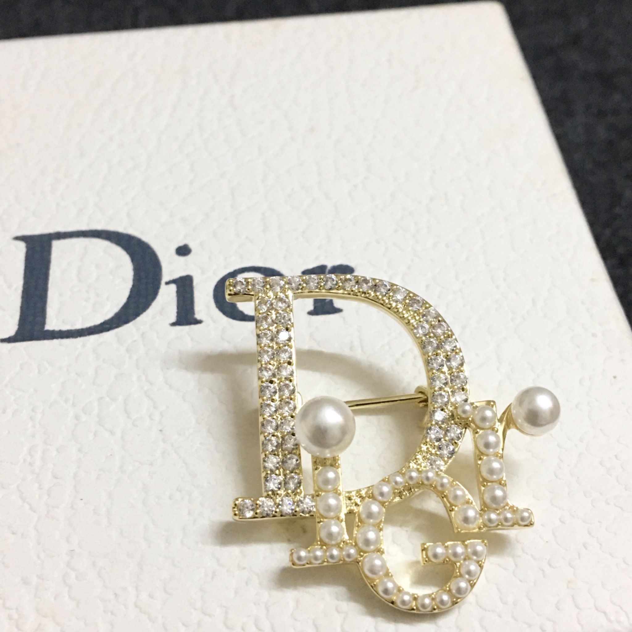 Cài Áo Nam, Nữ - Dior Màu Vàng Ngọc Trai & Pha Lê Trắng (AI)