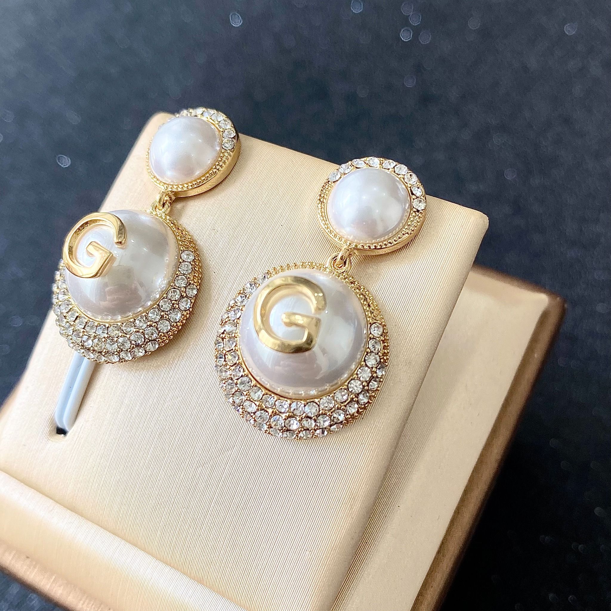 Bông Tai Gucci Màu Vàng Ngọc Trai & Pha Lê Trắng (AC)
