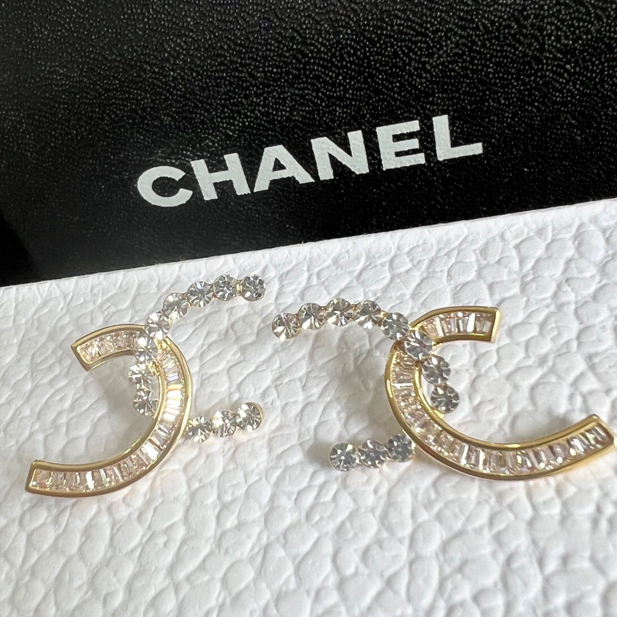 Bông Tai Chanel Bản To Màu Vàng Pha Lê Trắng (CC)