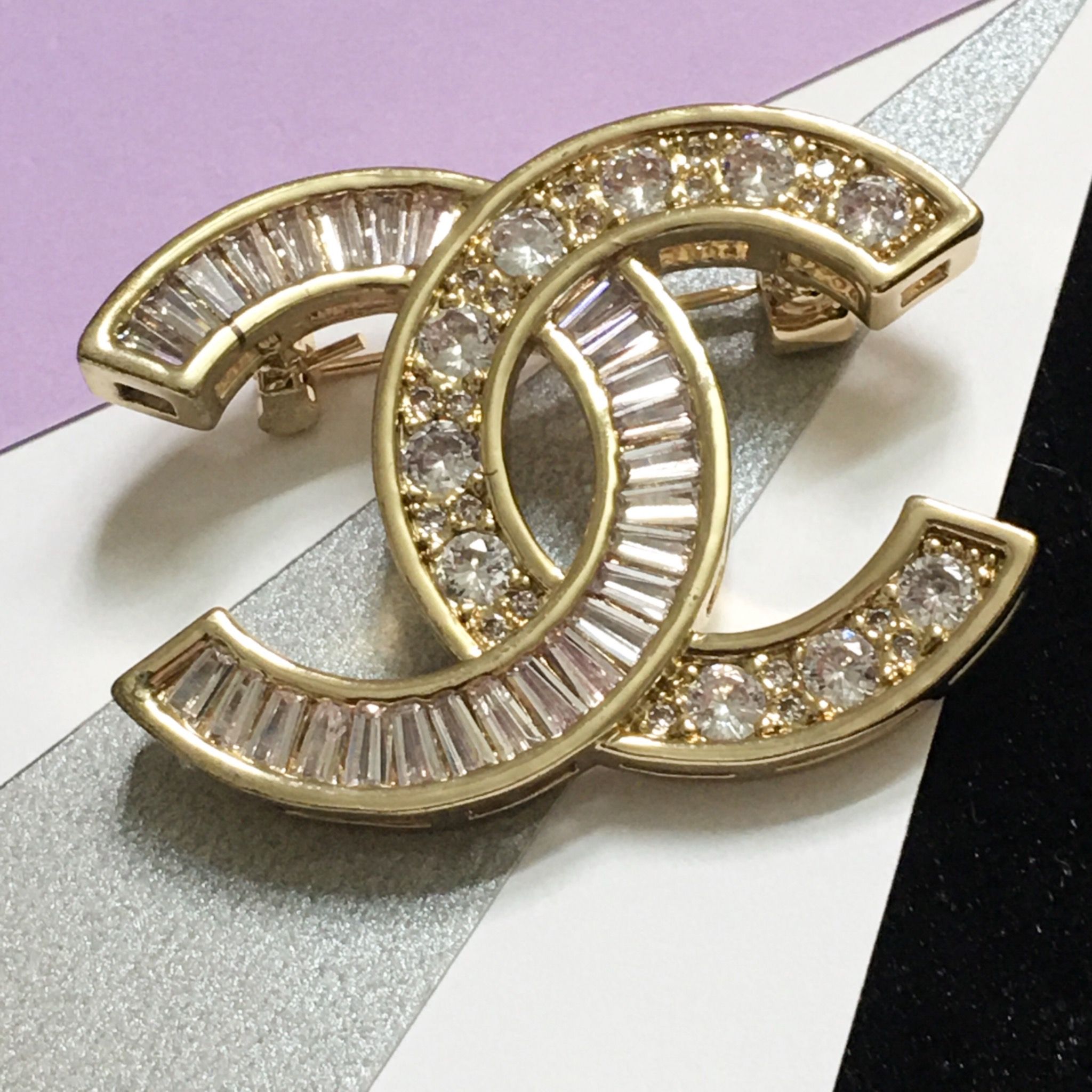 Cài Áo Nam, Nữ - Chanel Màu Vàng Pha Lê Trắng (BF)