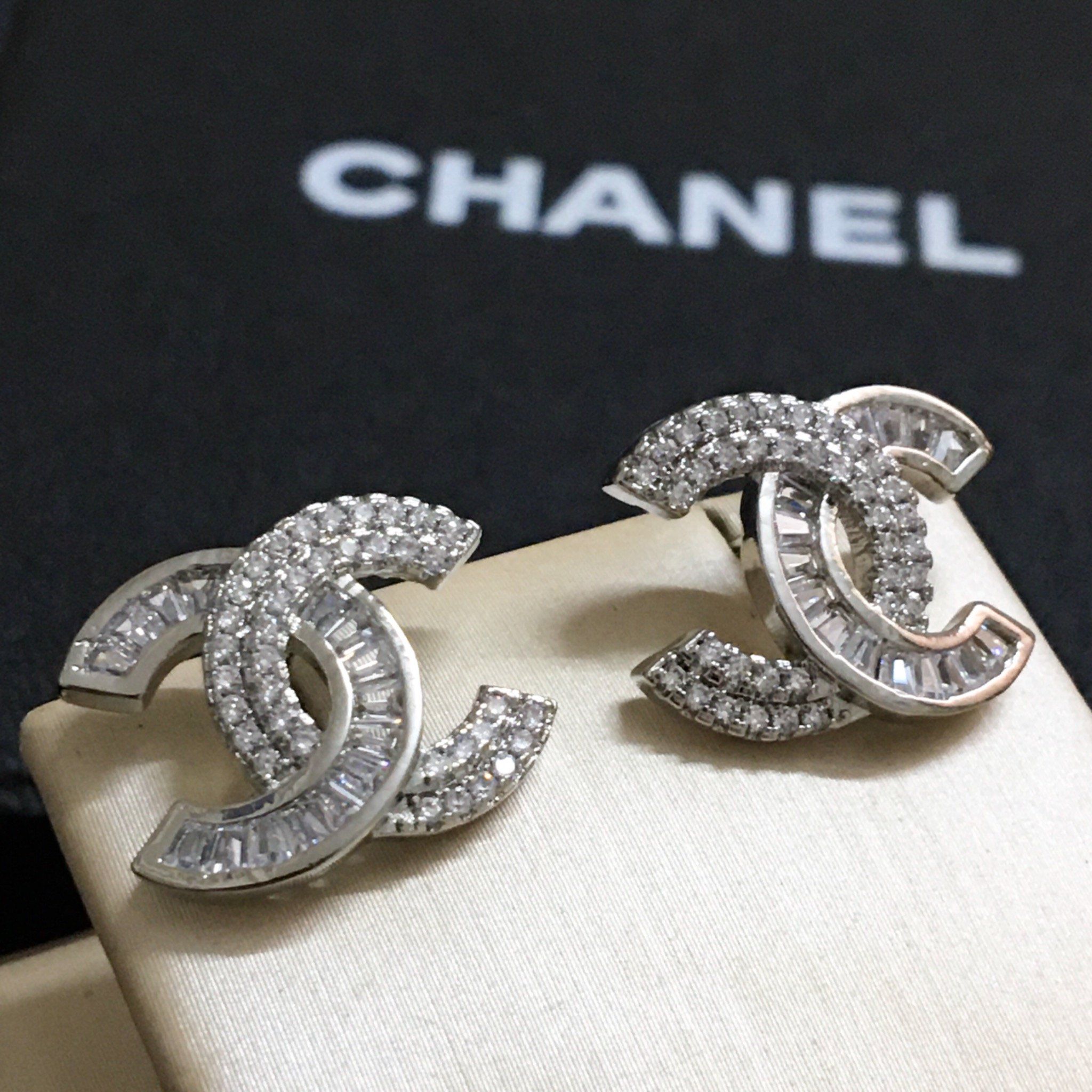 Bộ Trang Sức Chanel Trắng - Cài Áo & Bông Tai Pha Lê (AH)