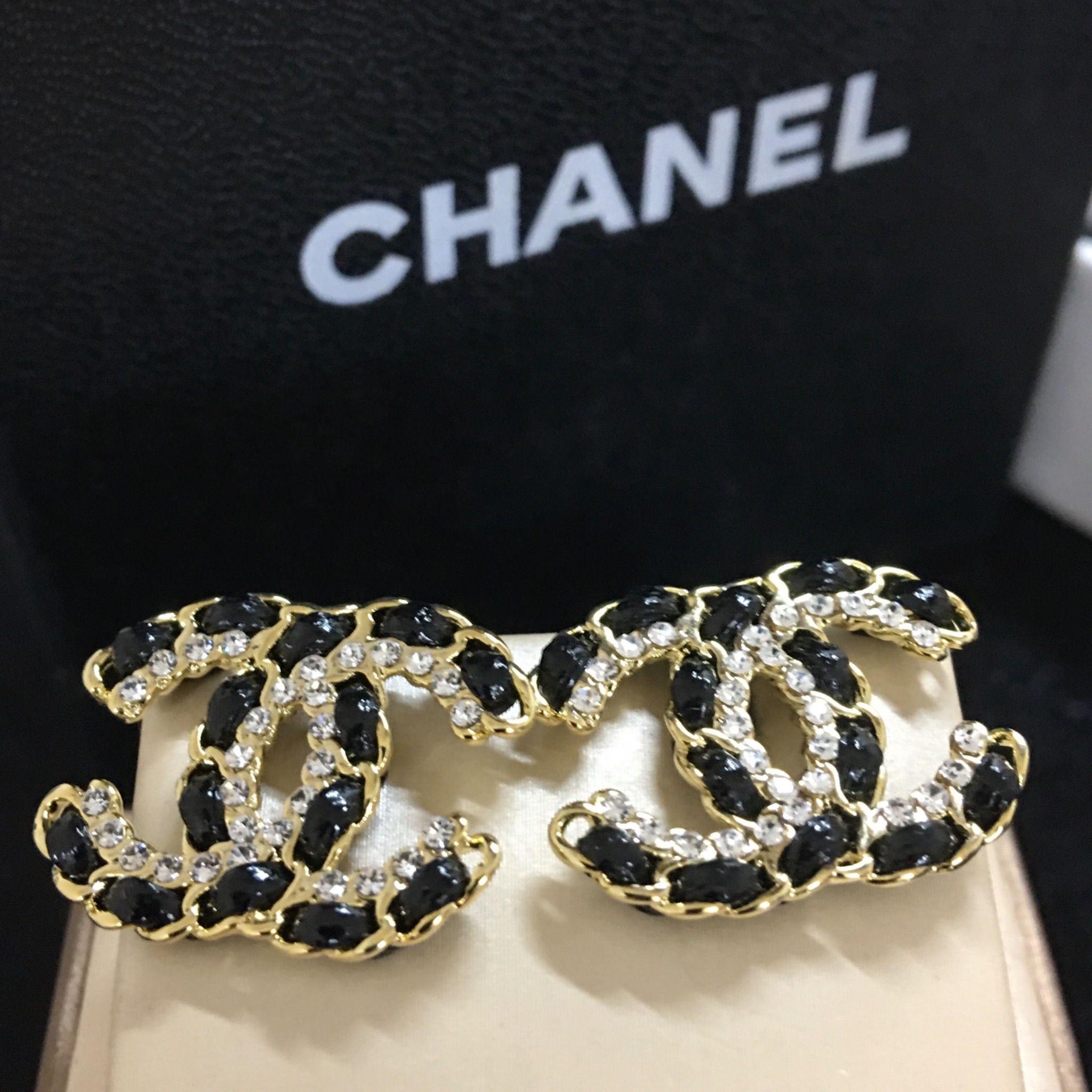 Bông Tai Chanel Bản To Màu Vàng Pha Lê Trắng (BE)