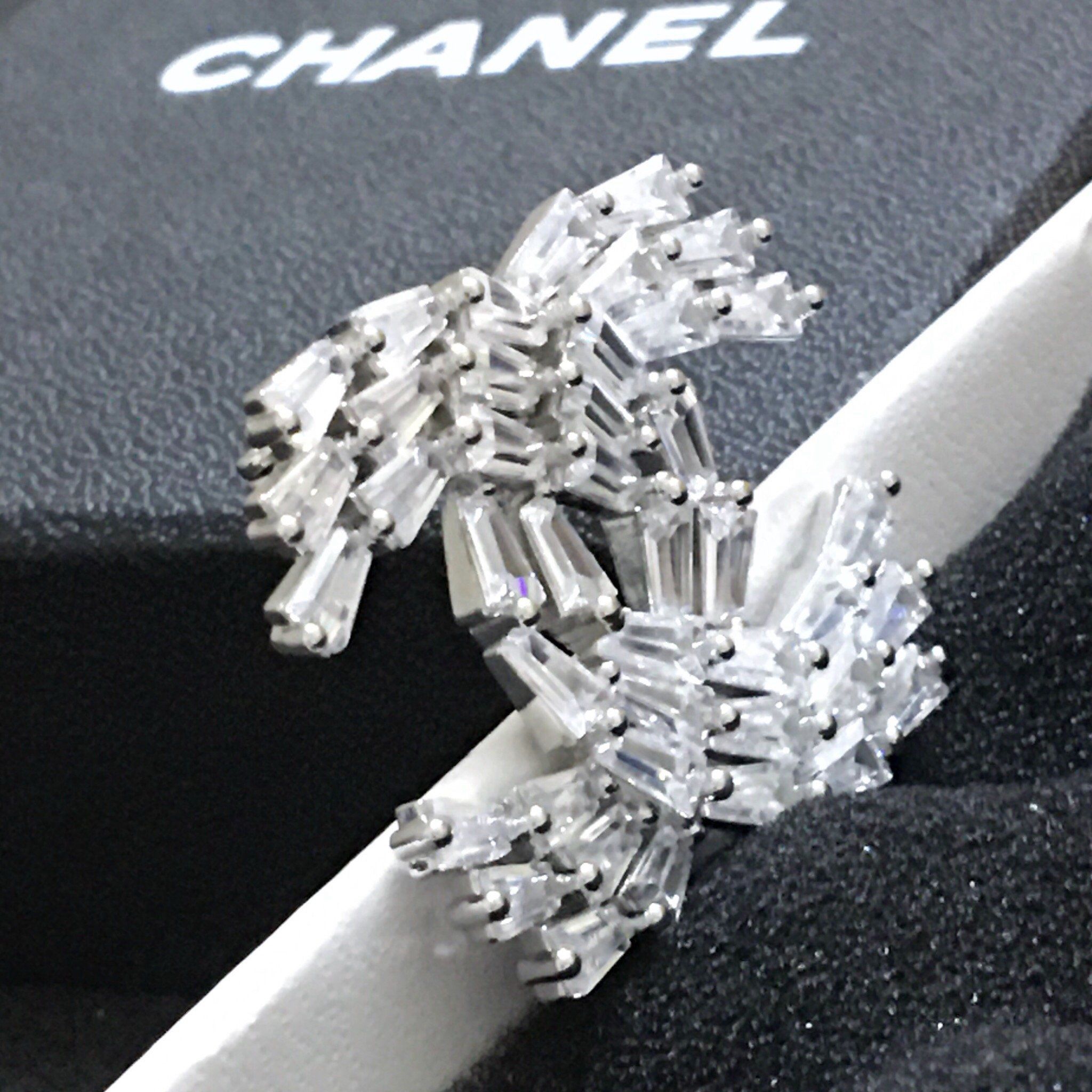 Bộ Trang Sức Chanel Trắng - Cài Áo & Bông Tai Pha Lê (AG)