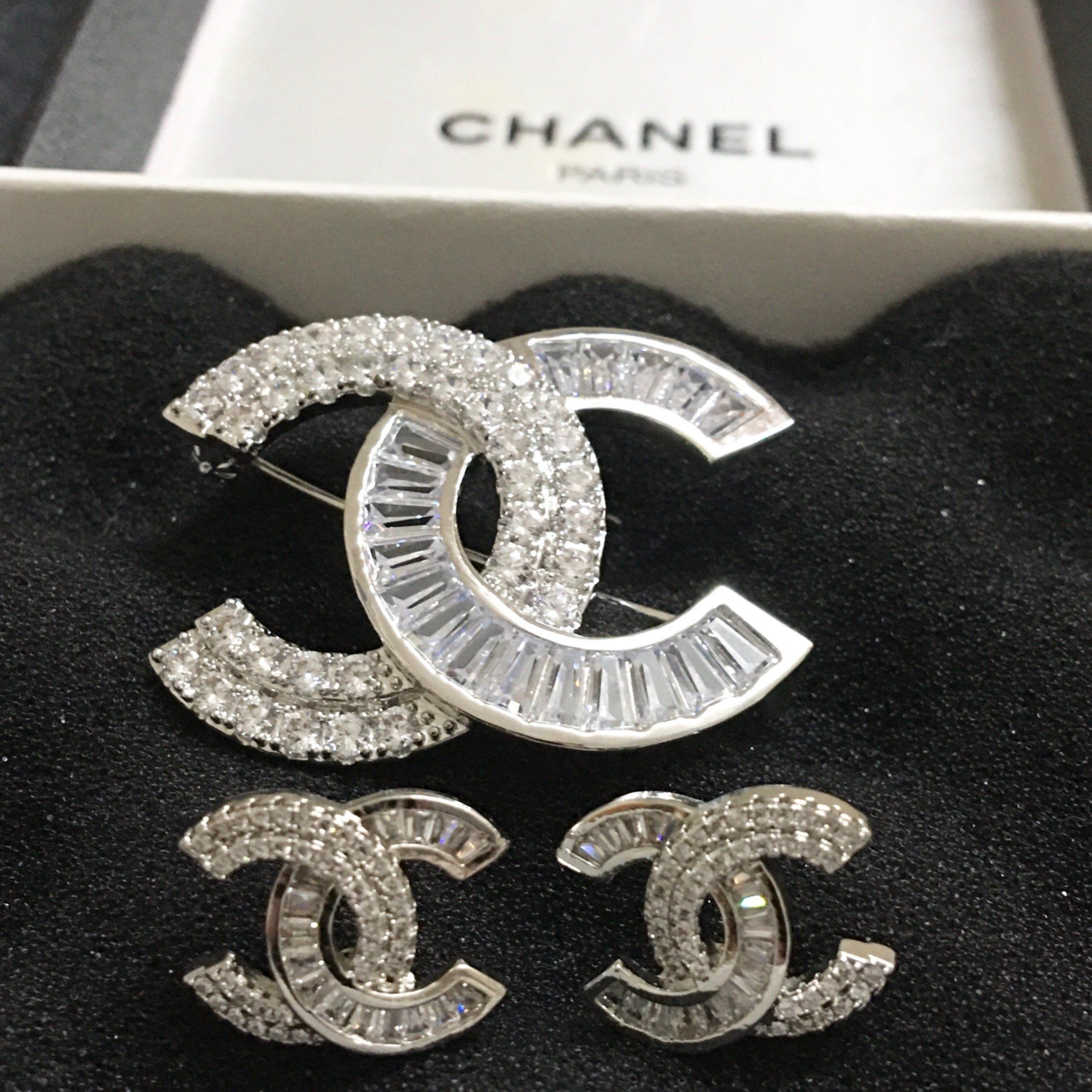 Bộ Trang Sức Chanel Trắng - Cài Áo & Bông Tai Pha Lê (AH)