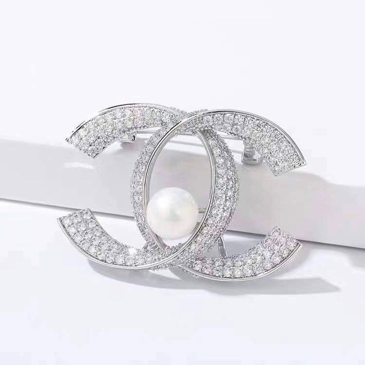 Bộ Trang Sức Chanel Trắng - Cài Áo & Bông Tai Ngọc Trai & Pha Lê (AI)