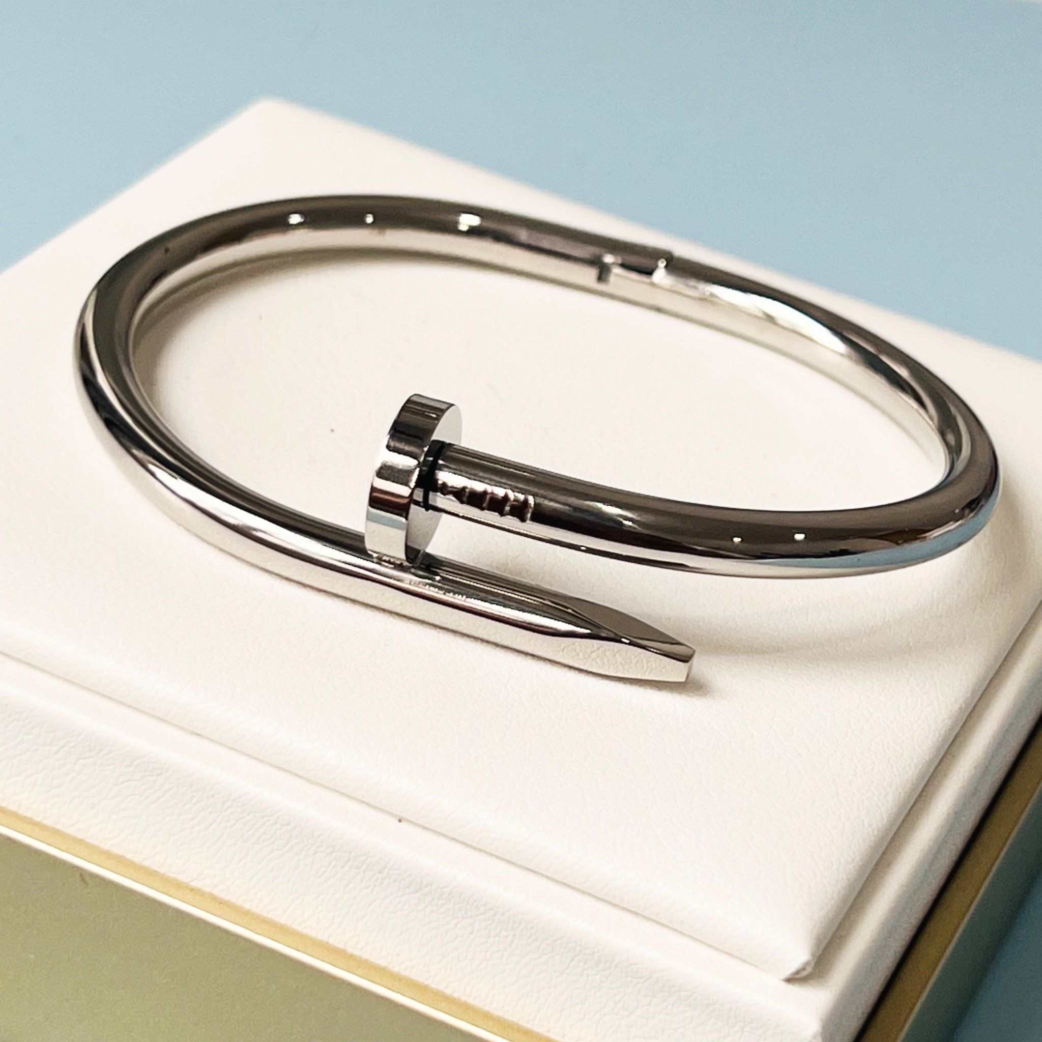 Vòng Tay Nam, Nữ TiTan Cao Cấp - Cartier Cây Đinh Màu Trắng (AK)