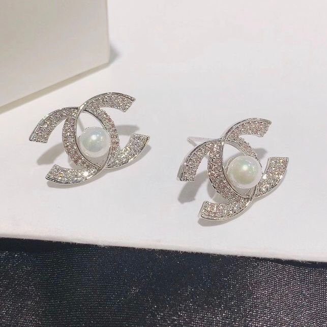Bông Tai Chanel Màu Trắng Ngọc Trai & Pha Lê (AK)