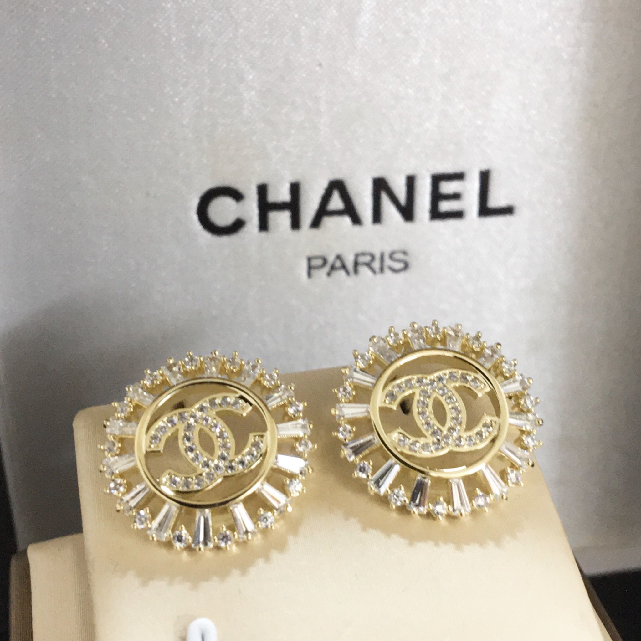 Bông Tai Chanel Bản To Màu Vàng Pha Lê Trắng (BG)