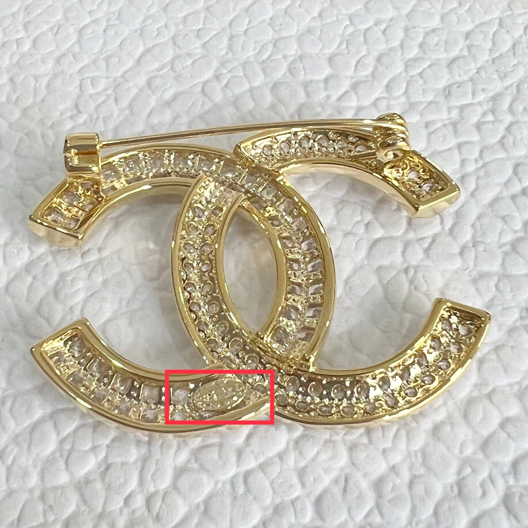 Bộ Trang Sức Chanel Màu Vàng - Cài Áo & Bông Tai Pha Lê Trắng (AK)