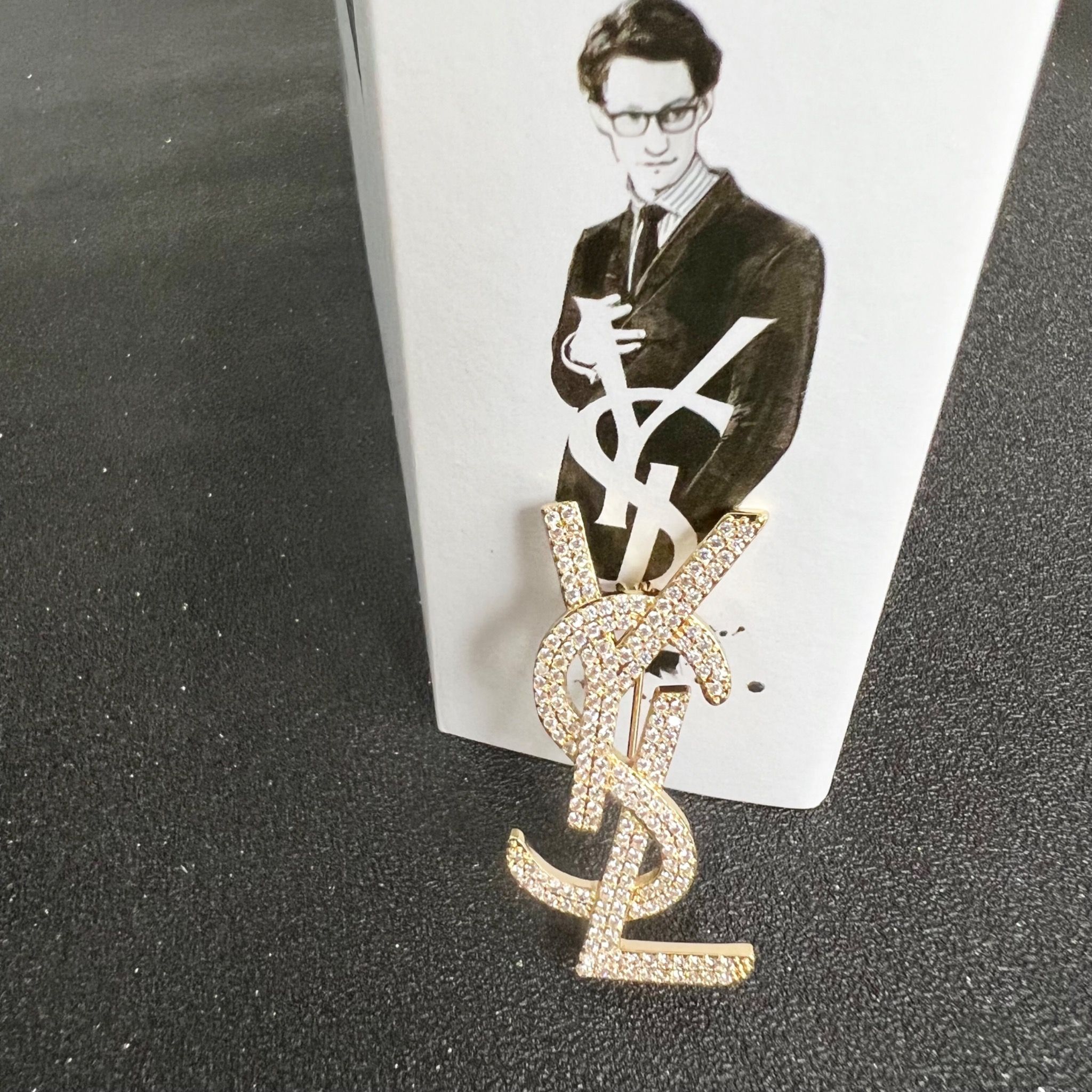 Cài Áo Nam, Nữ - YSL Màu Vàng Pha Lê Trắng (AK)