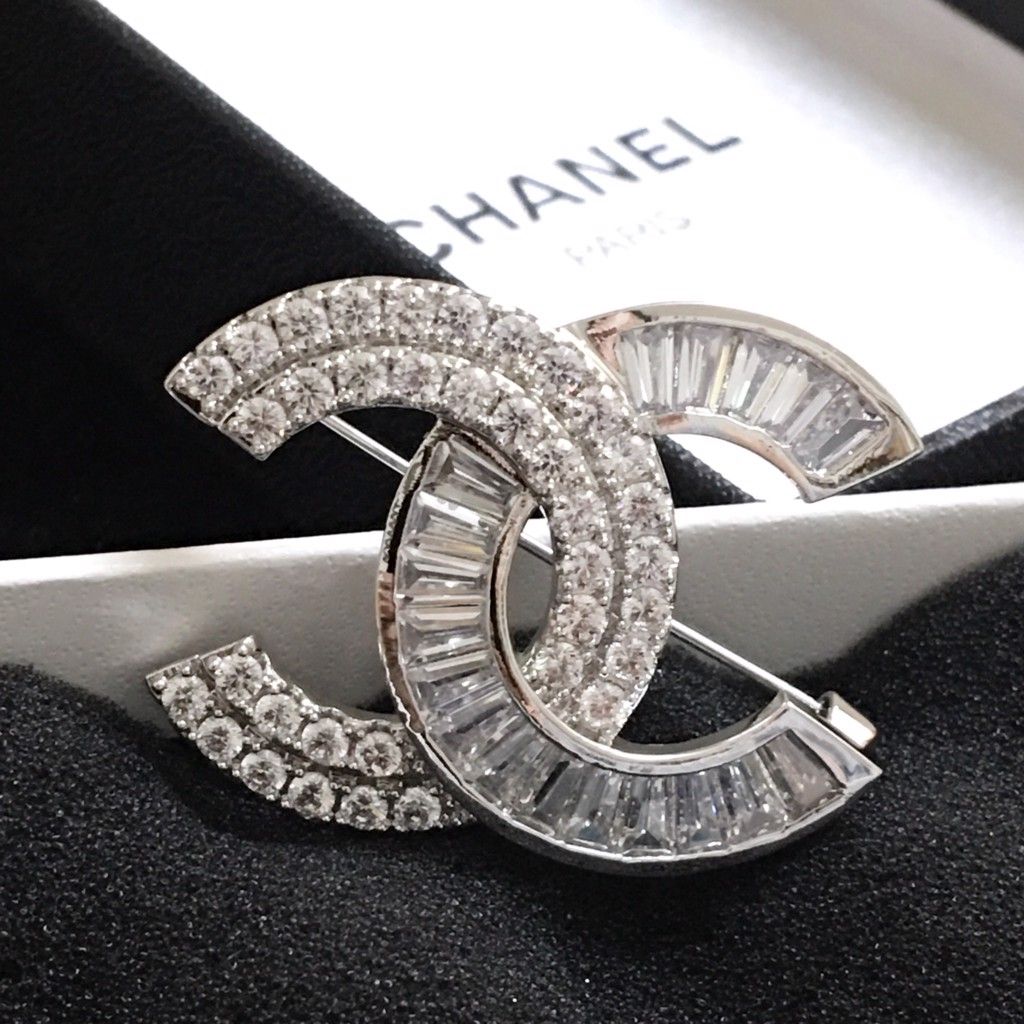 Cài Áo Chanel Màu Trắng Pha Lê (AG)