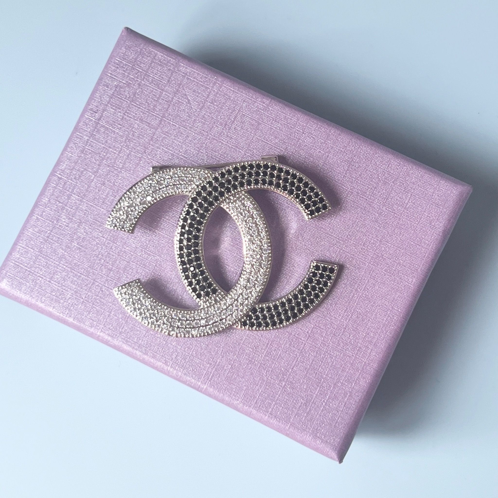 Cài Áo Chanel Màu Trắng Pha Lê Đen & Trắng (CX)