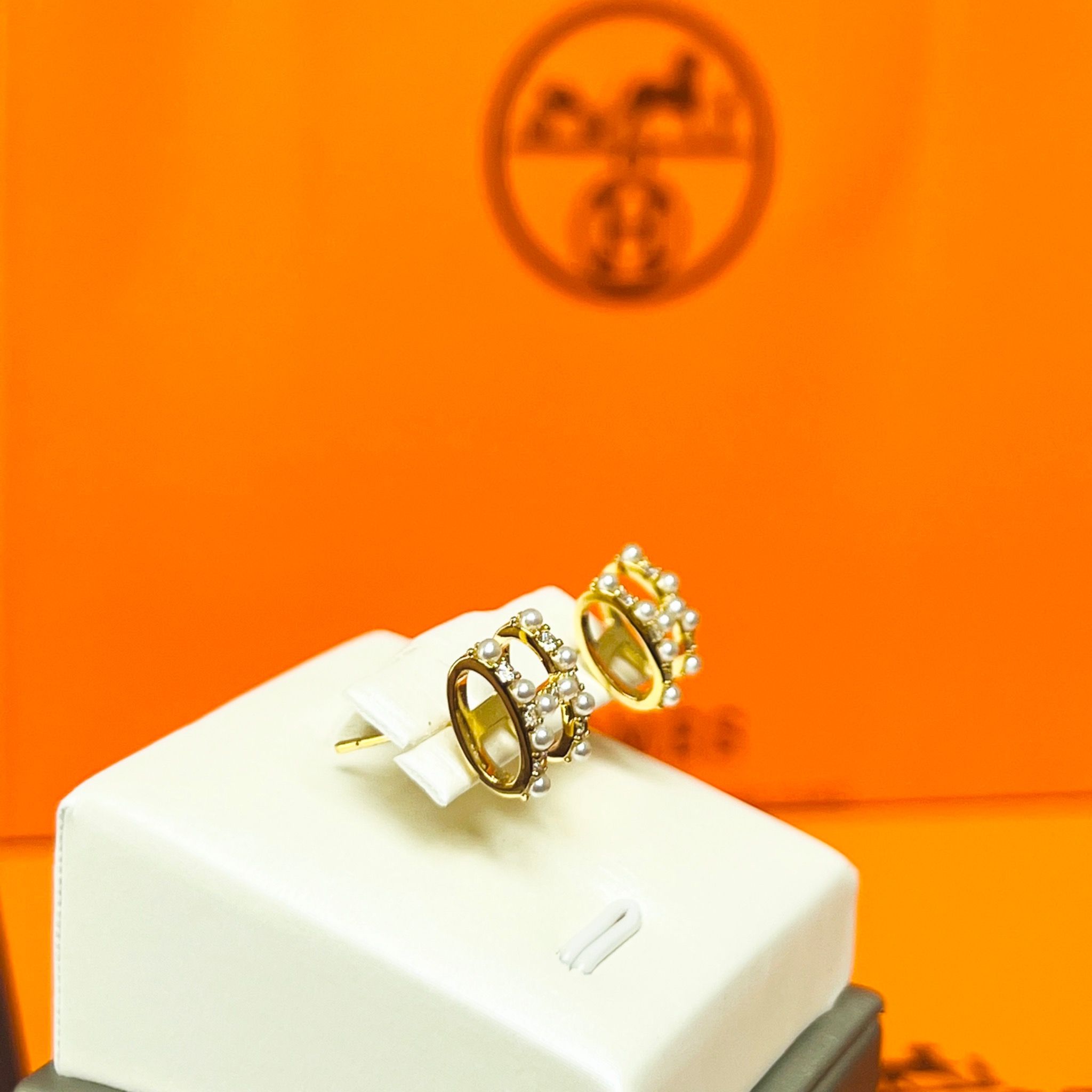 Bông Tai Hermes Màu Vàng Ngọc Trai & Pha Lê Trắng (AK)