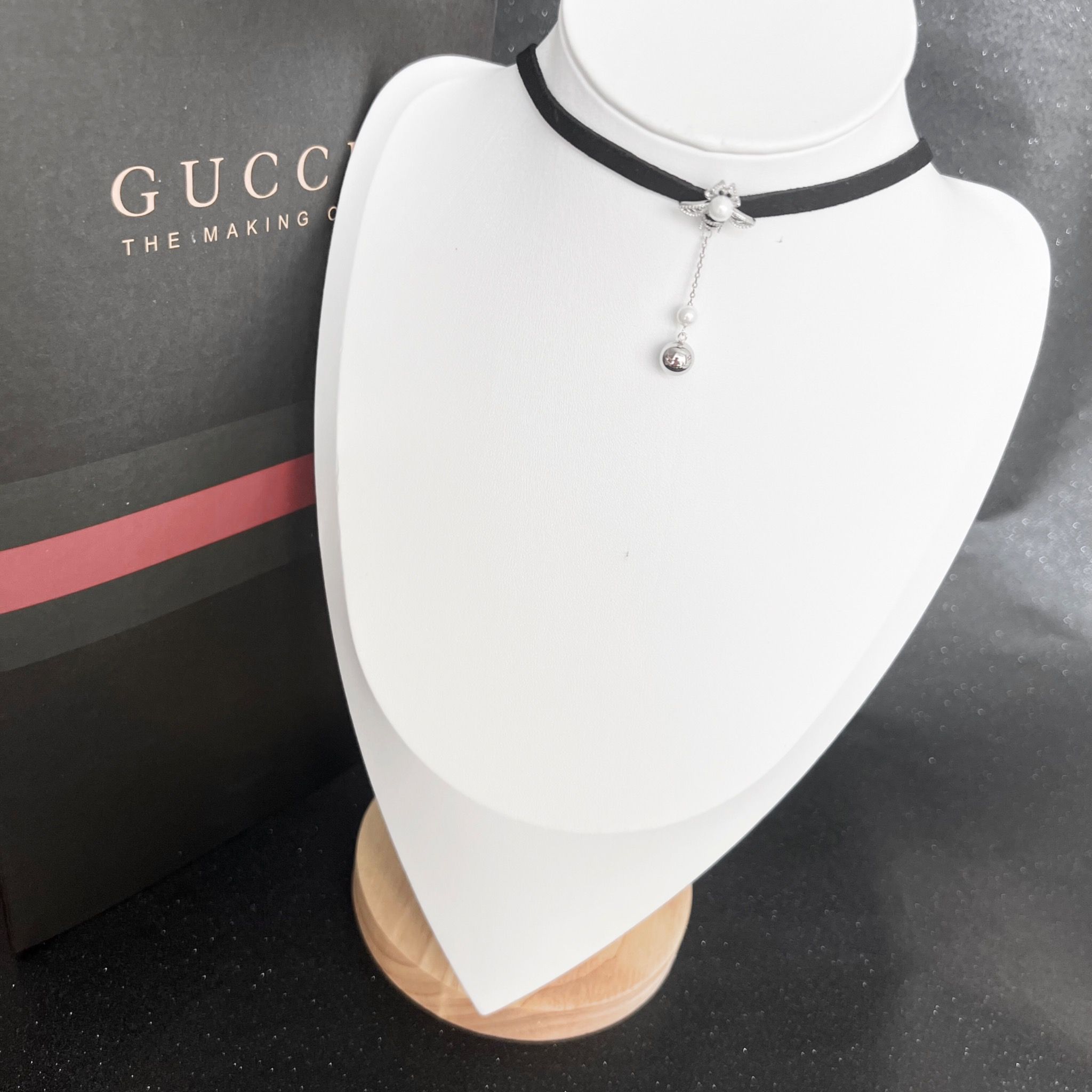 Vòng Cổ Choker Gu.ci Con Ong Ngọc Trai & Pha Lê Trắng Đen