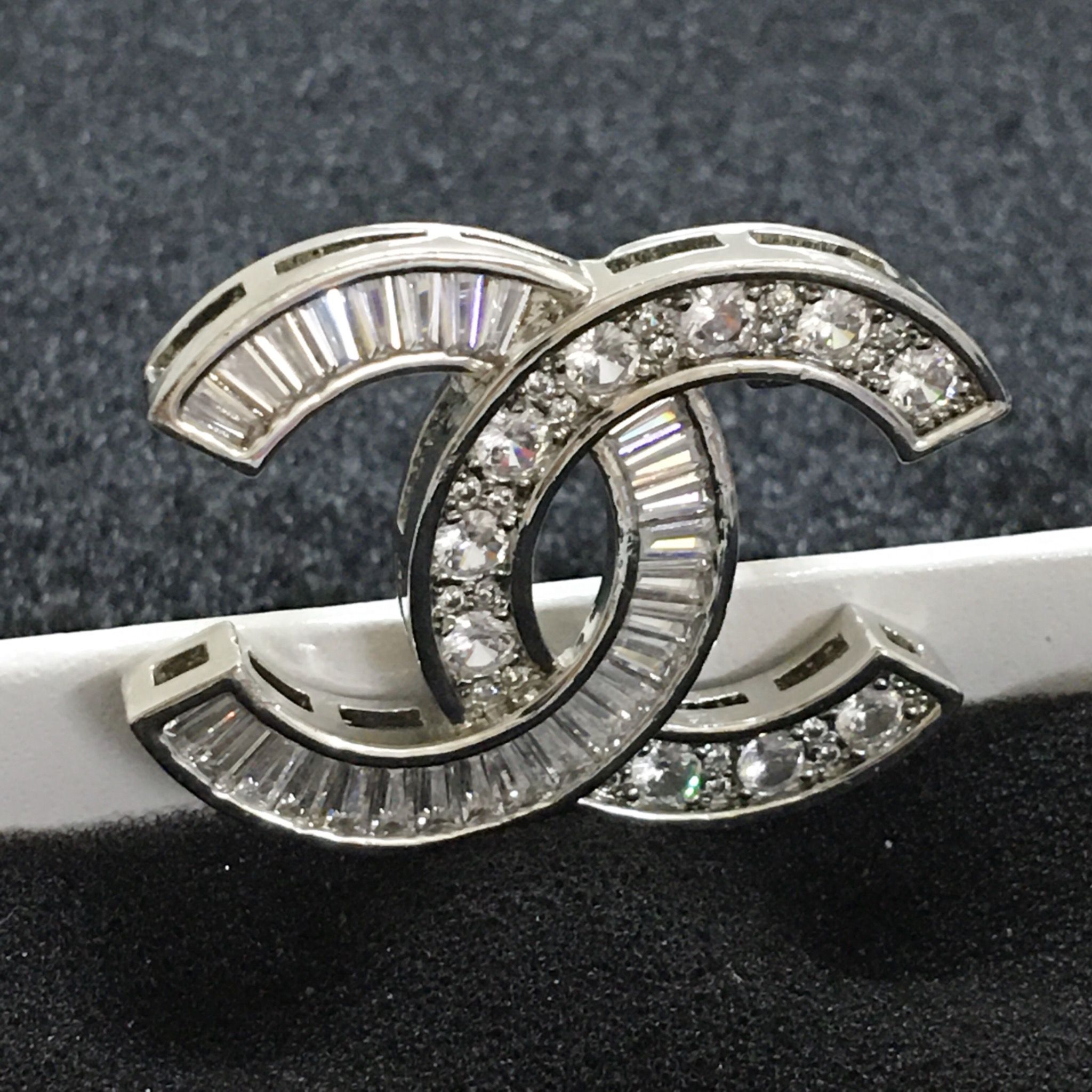 Cài Áo Nam, Nữ - Chanel Màu Trắng Pha Lê (AX)