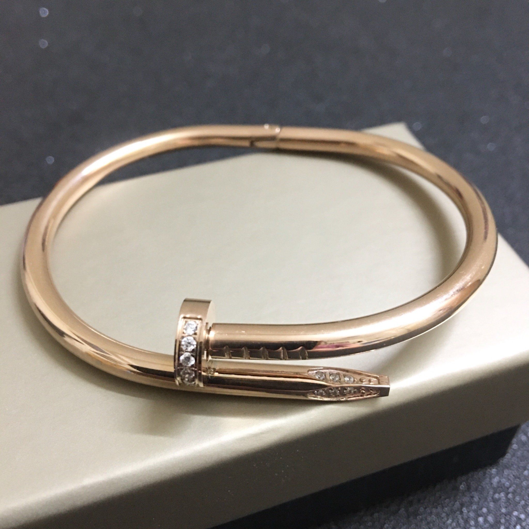 Vòng Tay Nam, Nữ TiTan Cao Cấp - Cartier Cây Đinh Màu Vàng Hồng Pha Lê Trắng