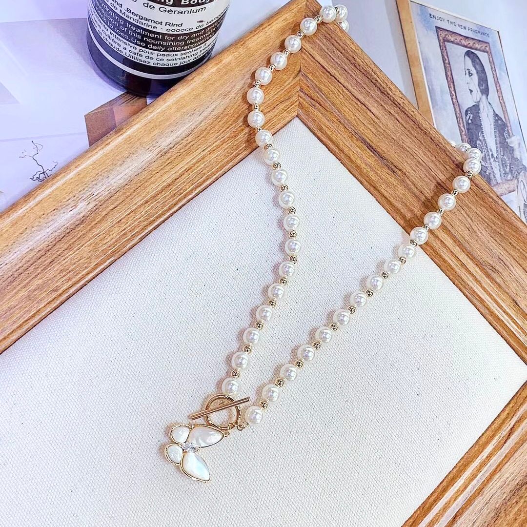 Dây Chuyền Ngắn - Choker Con Bướm Vàng Vỏ Trai Thiên Nhiên & Pha Lê, Ngọc Trai Trắng Tinh Tế