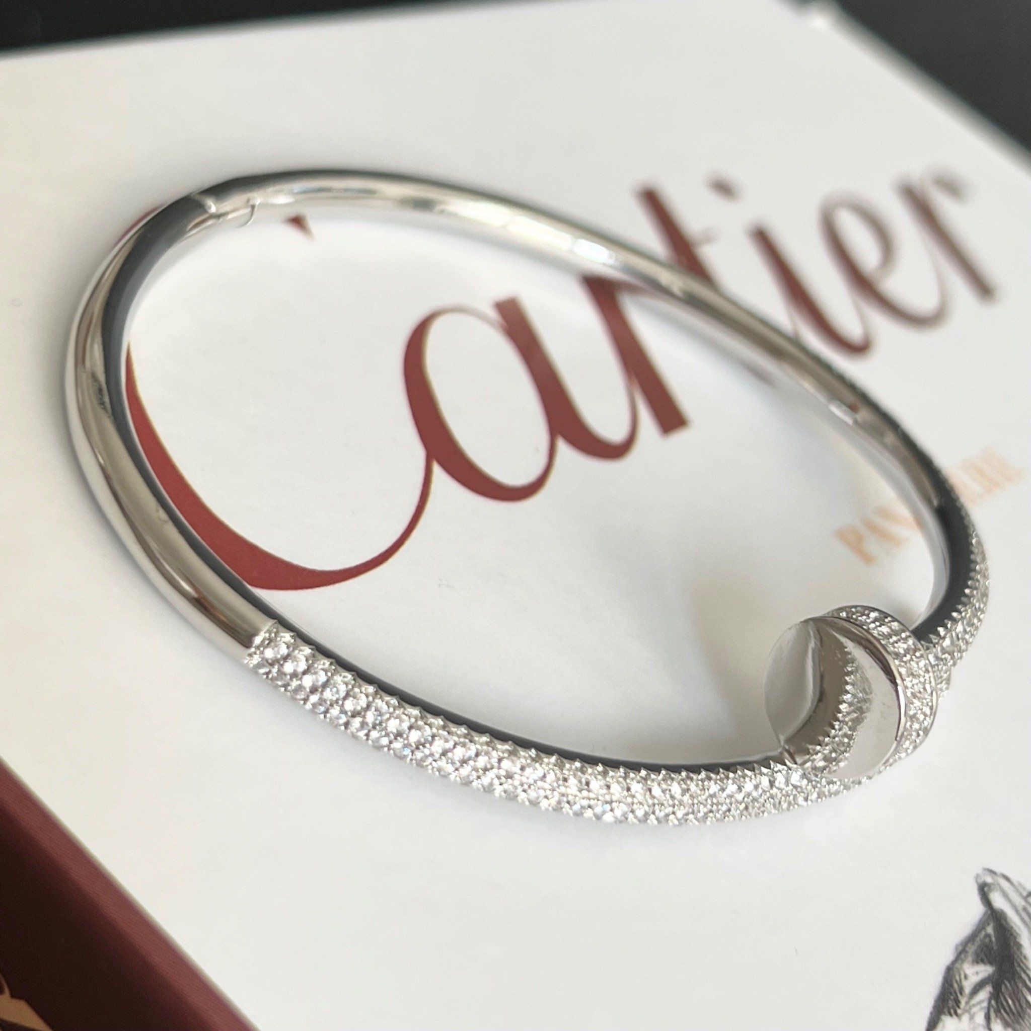 Vòng Tay Nam, Nữ TiTan Cao Cấp - Cartier Cây Đinh Màu Trắng Pha Lê (AC)