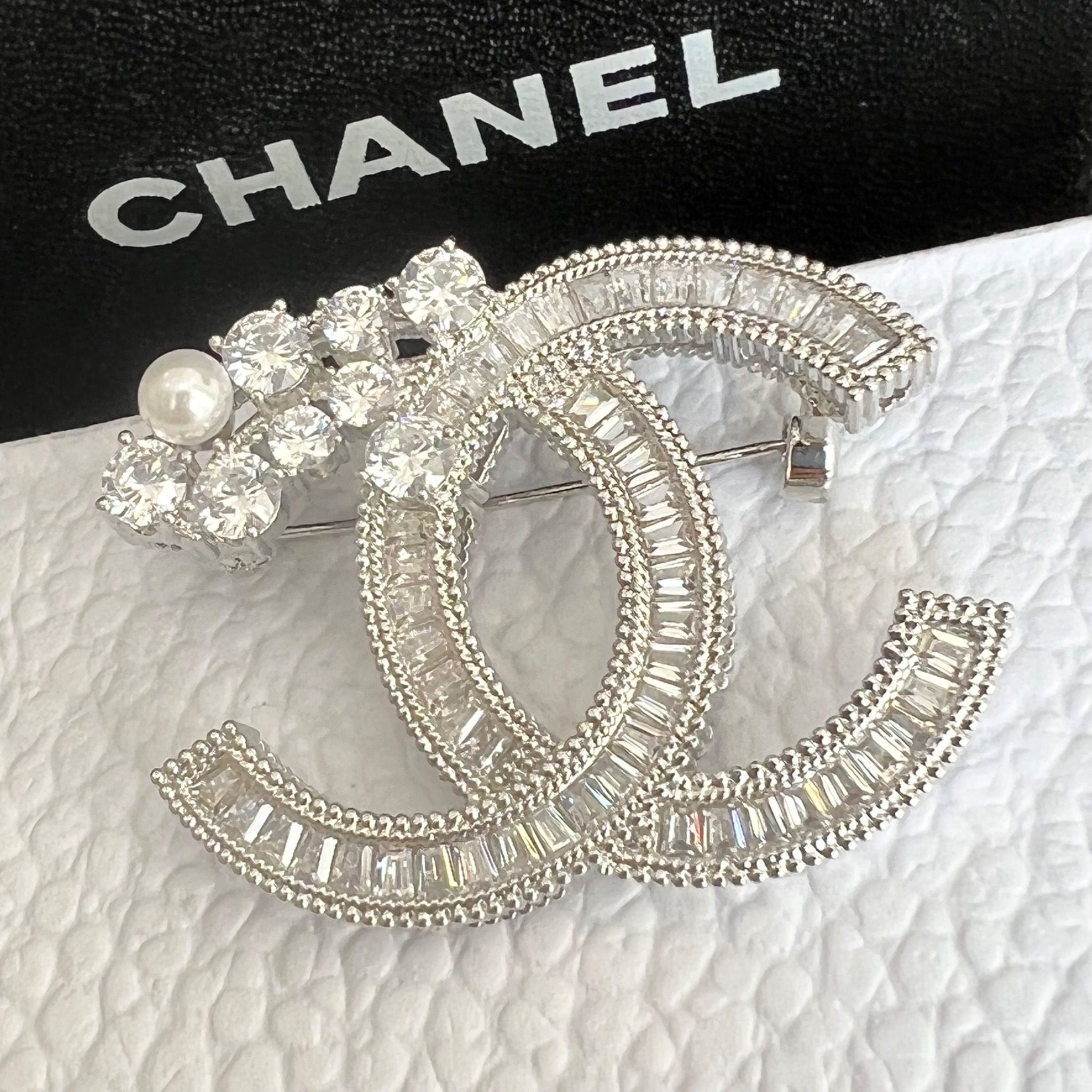 Cài Áo Nam, Nữ - Chanel Màu Trắng Ngọc Trai & Pha Lê (CE)
