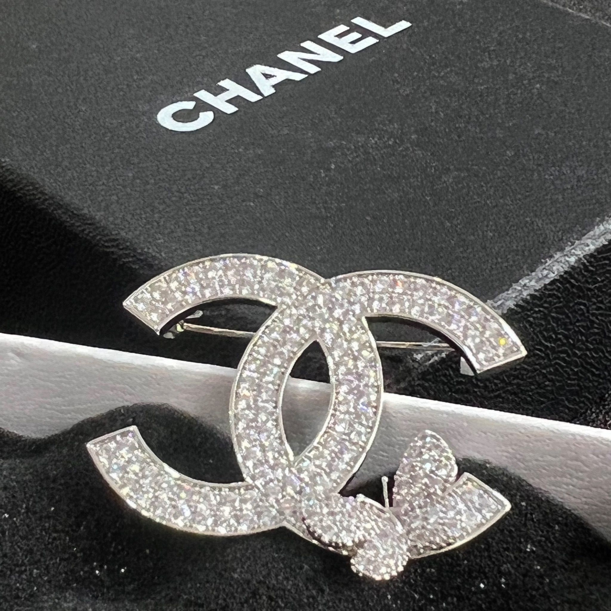 Cài Áo Chanel & Con Bướm Màu Trắng Pha Lê (CQ)