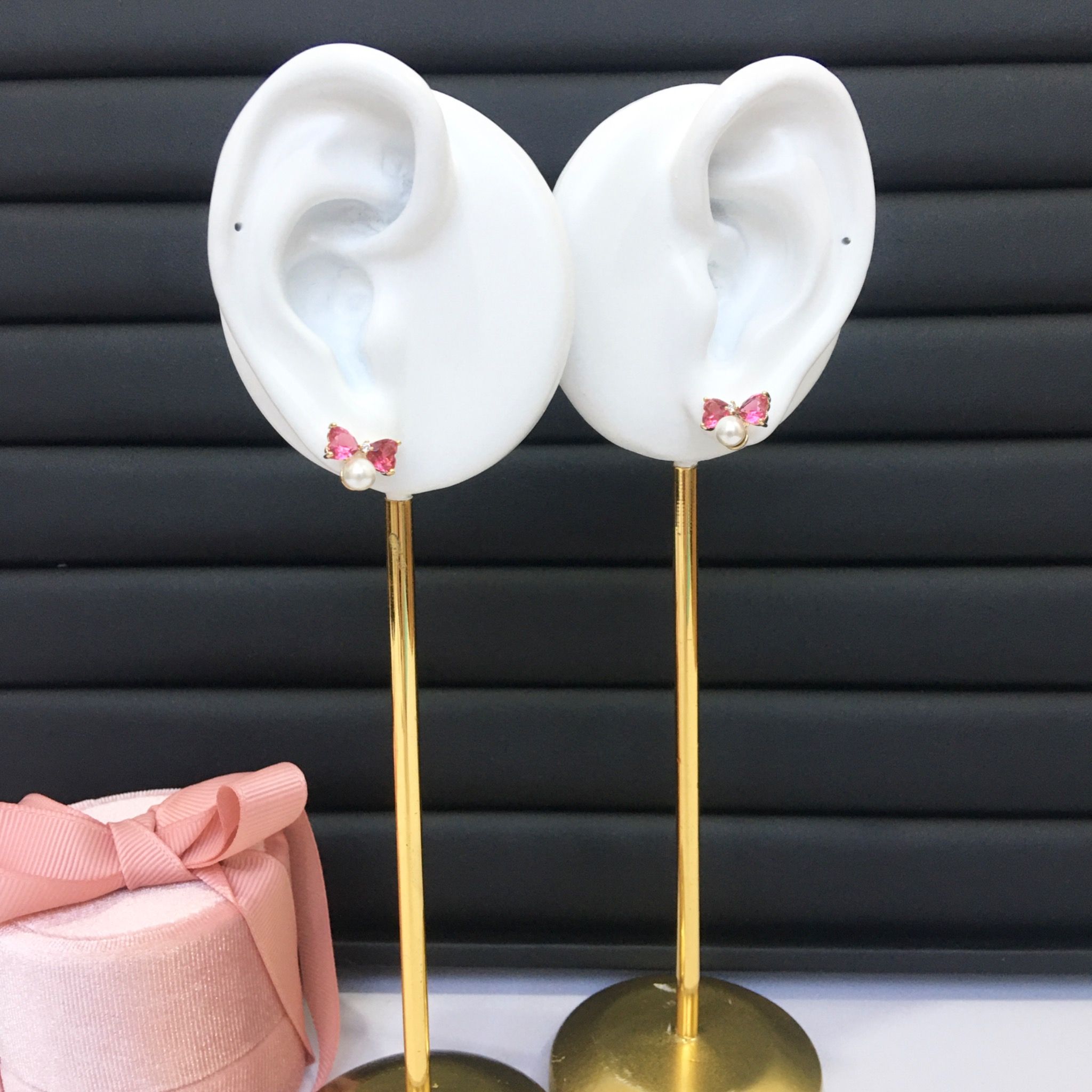 Bông Tai Cái Nơ Màu Vàng Ngọc Trai & Pha Lê Hồng (AS)