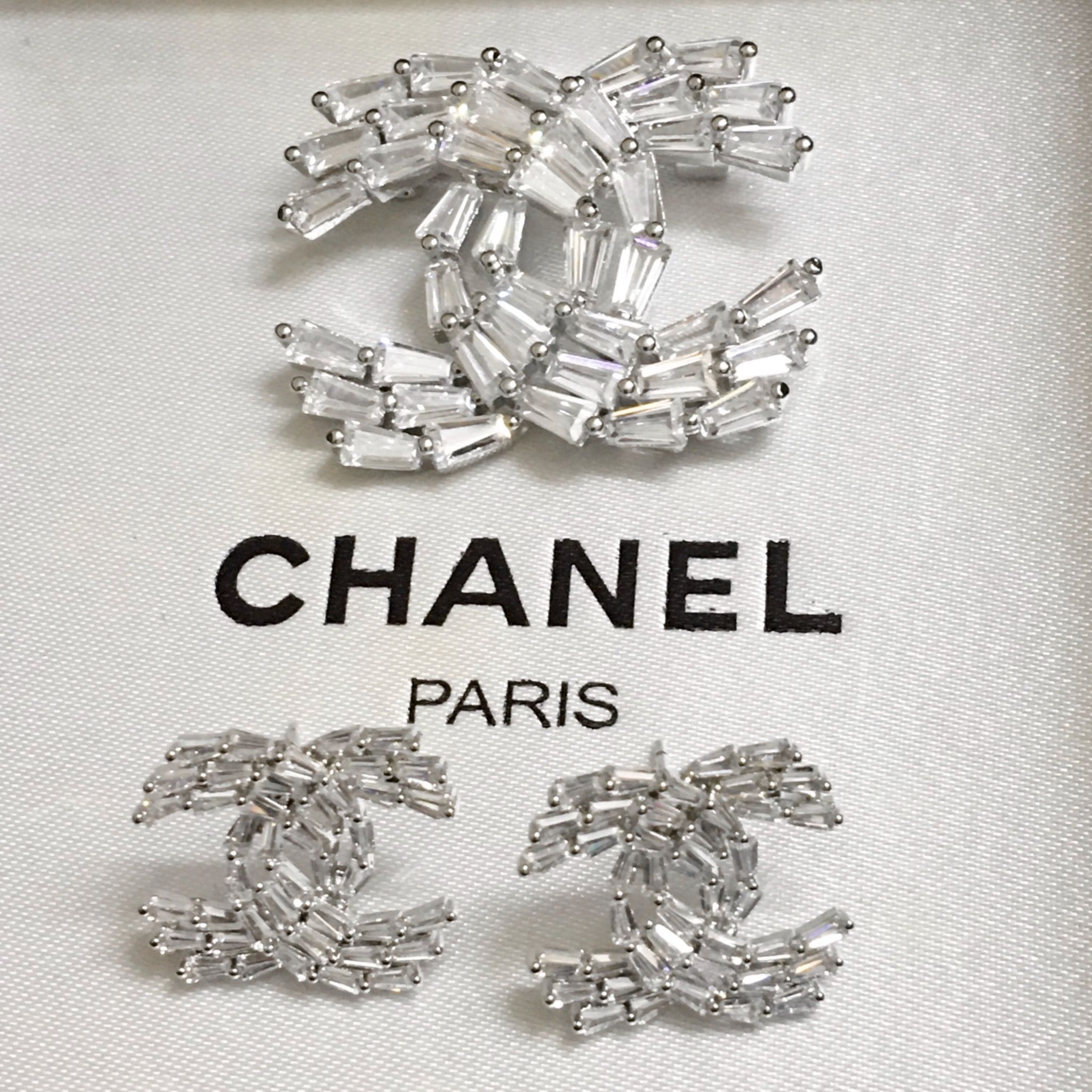 Bộ Trang Sức Chanel Trắng - Cài Áo & Bông Tai Pha Lê (AG)