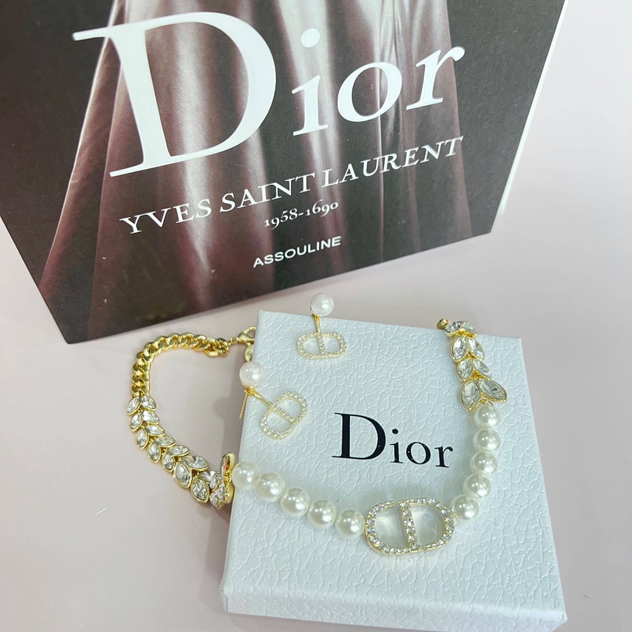Bộ Trang Sức Dior Vàng - Vòng cổ Choker & Bông Tai Ngọc Trai, Pha Lê 3 Kiểu Đeo Quý Phái (AI)