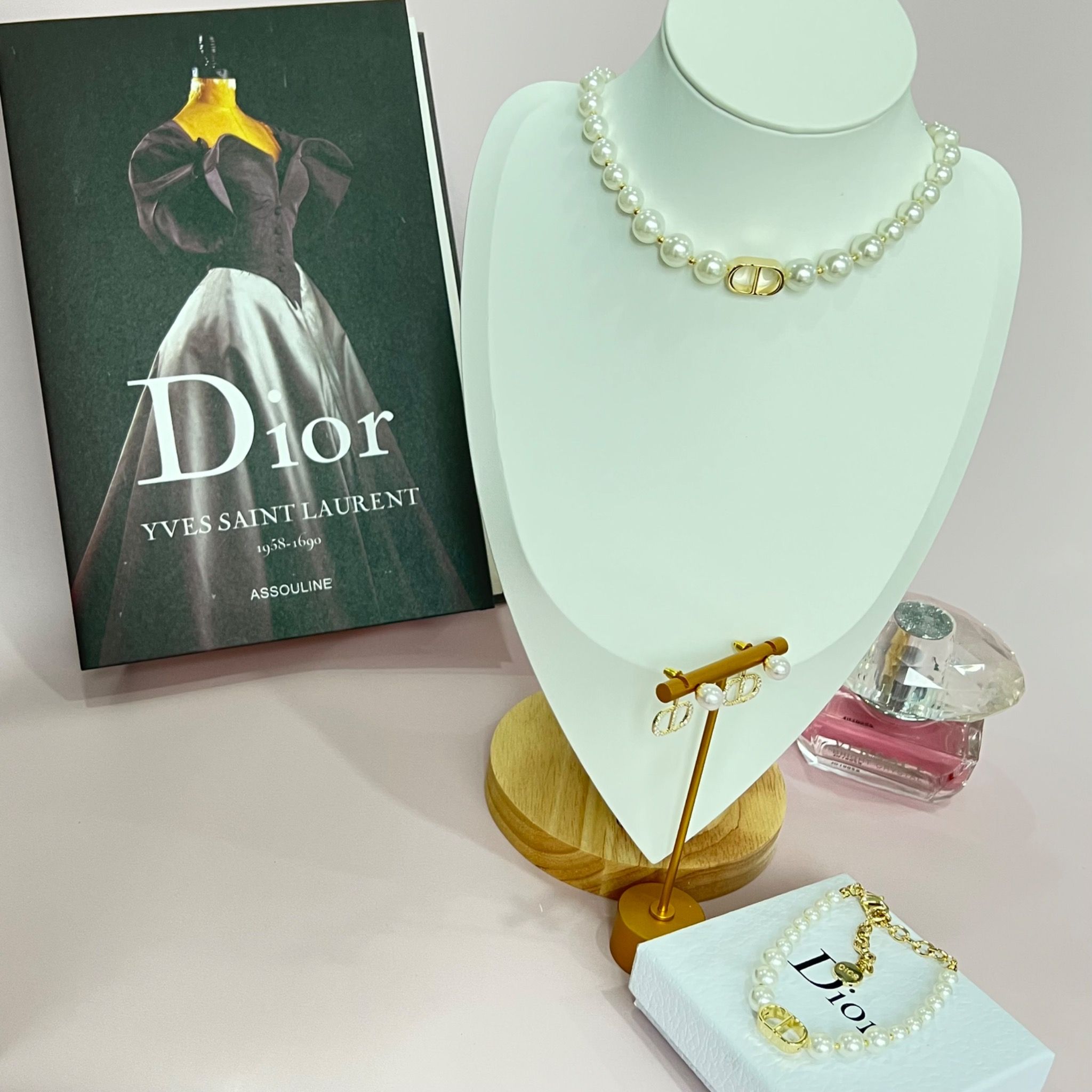 Bộ Trang Sức Dior Vàng - Vòng cổ Choker, Vòng Tay & Bông Tai Ngọc Trai, Pha Lê 3 Kiểu Đeo Quý Phái (AD)