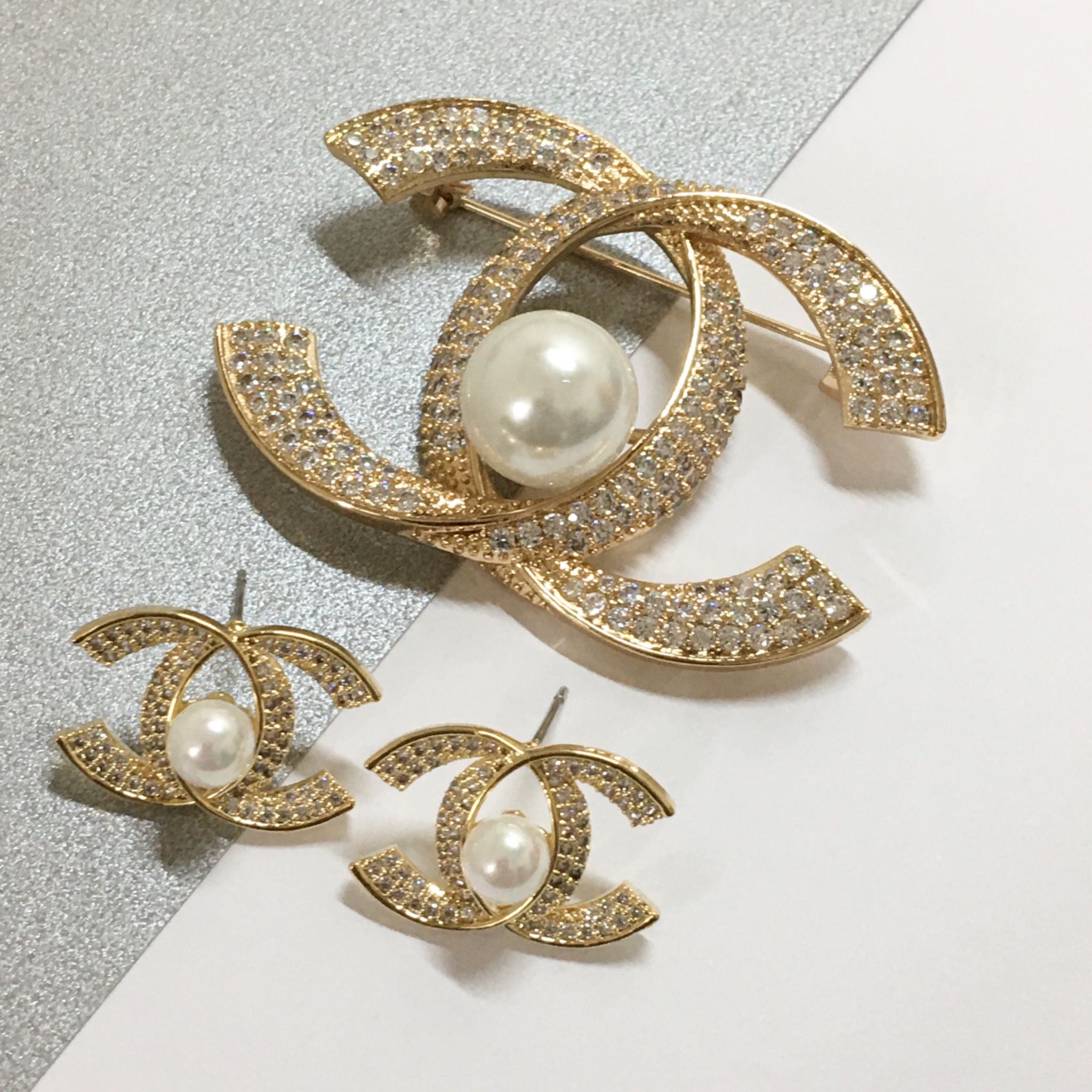 Bộ Trang Sức Chanel Vàng Hồng - Cài Áo & Bông Tai Ngọc Trai & Pha Lê Trắng (AE)