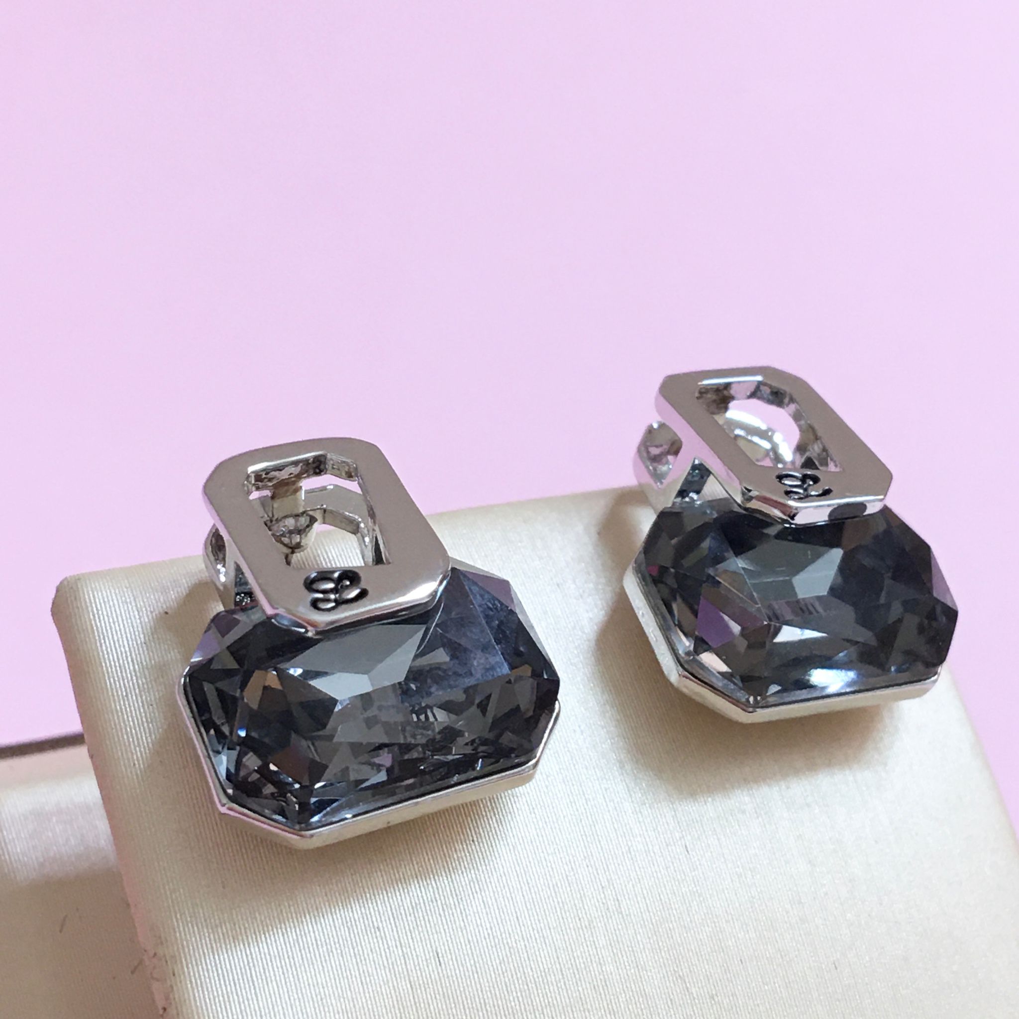 BÔNG TAI CHAI NƯỚC HOA PHA LÊ ĐEN