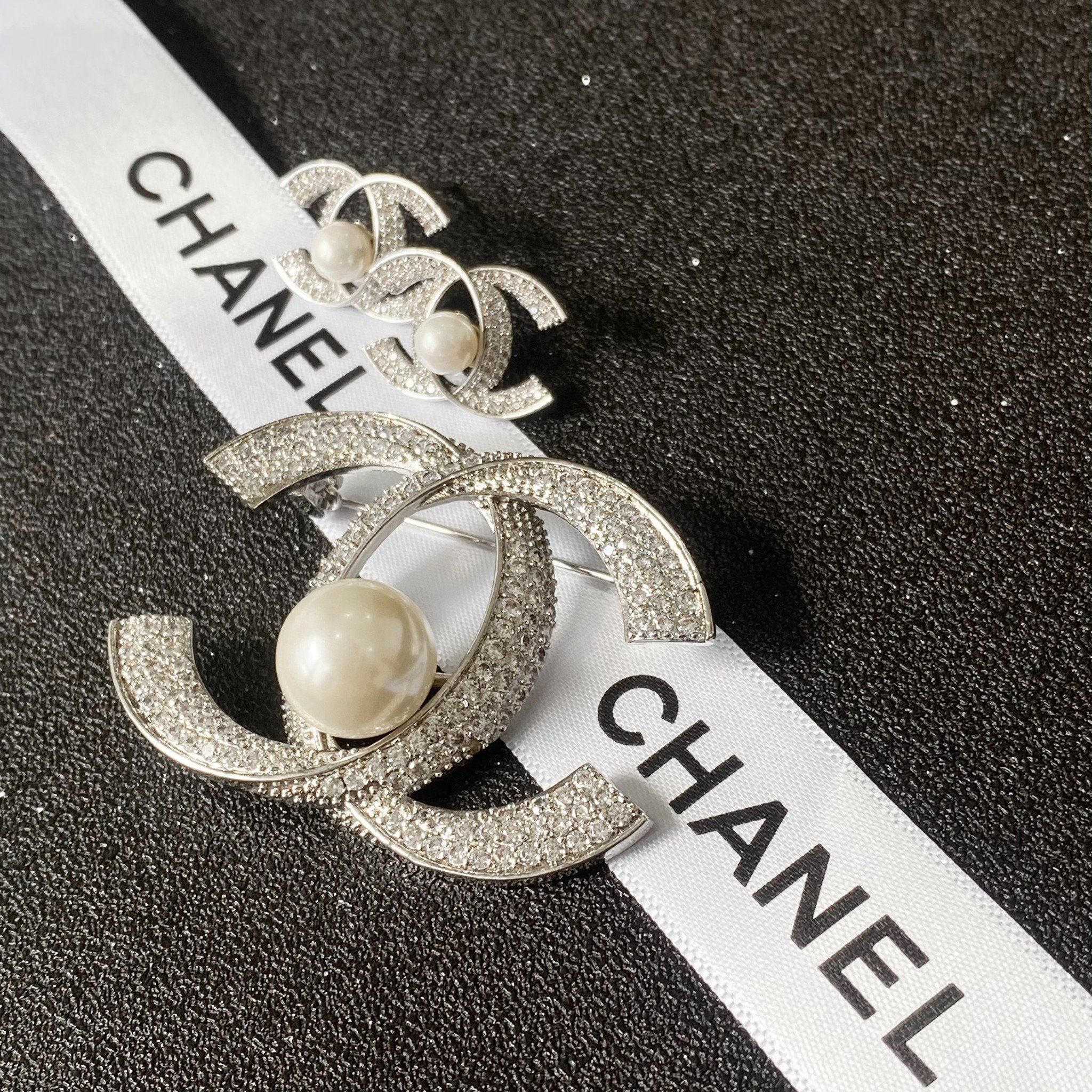 Bộ Trang Sức Chanel Trắng - Cài Áo & Bông Tai Ngọc Trai & Pha Lê (AI)