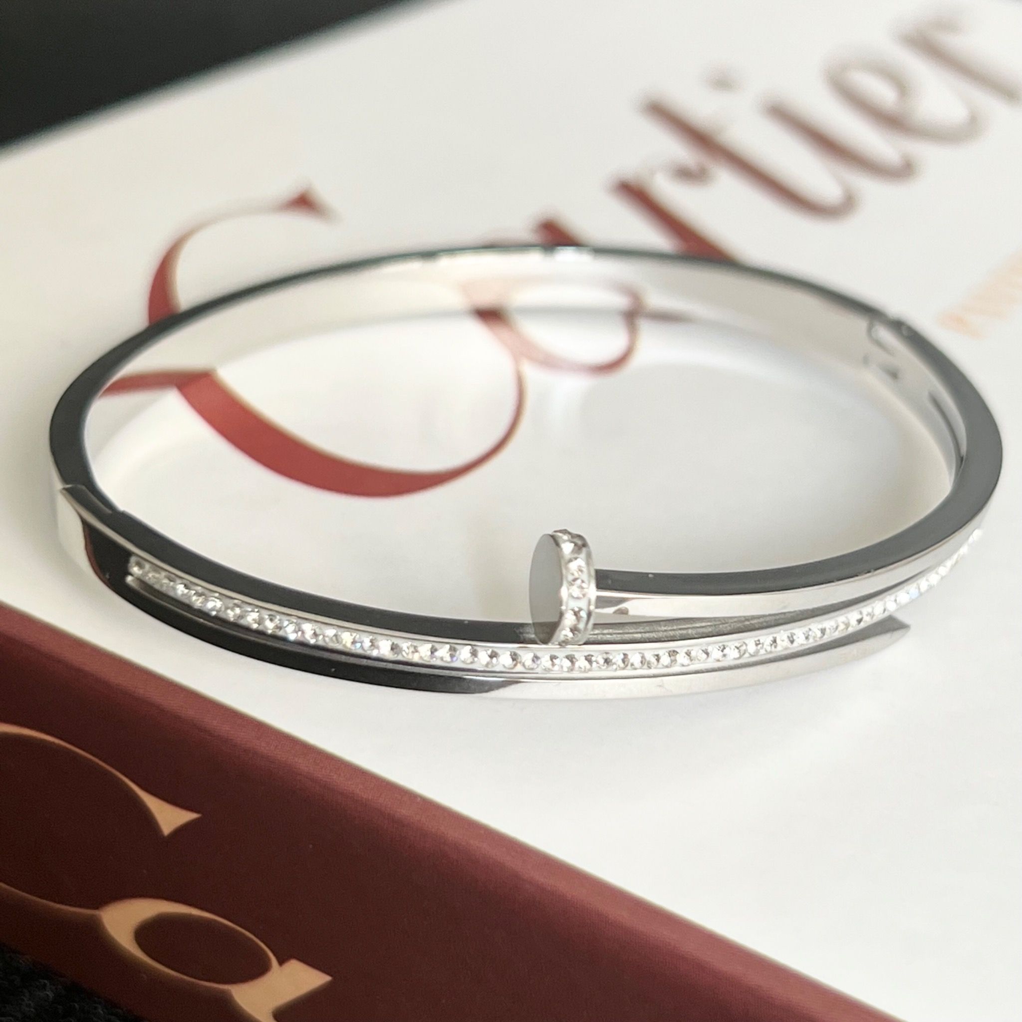 Vòng Tay TiTan Cao Cấp - Cây Đinh Cartier Pha Lê Trắng (AE)