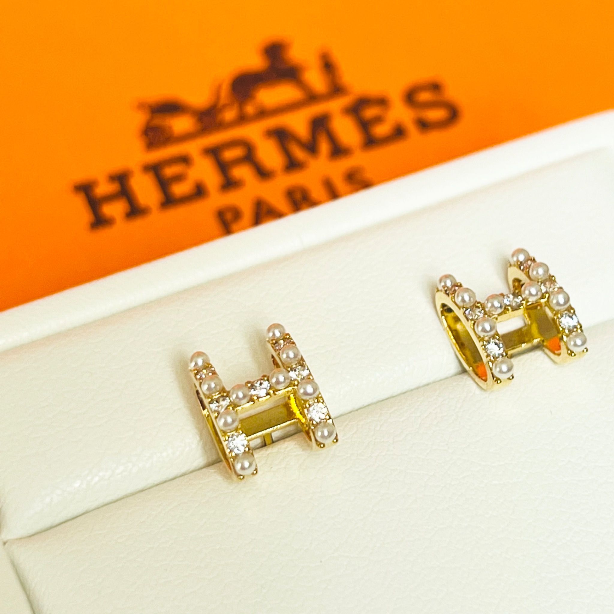 Bông Tai Hermes Màu Vàng Ngọc Trai & Pha Lê Trắng (AK)