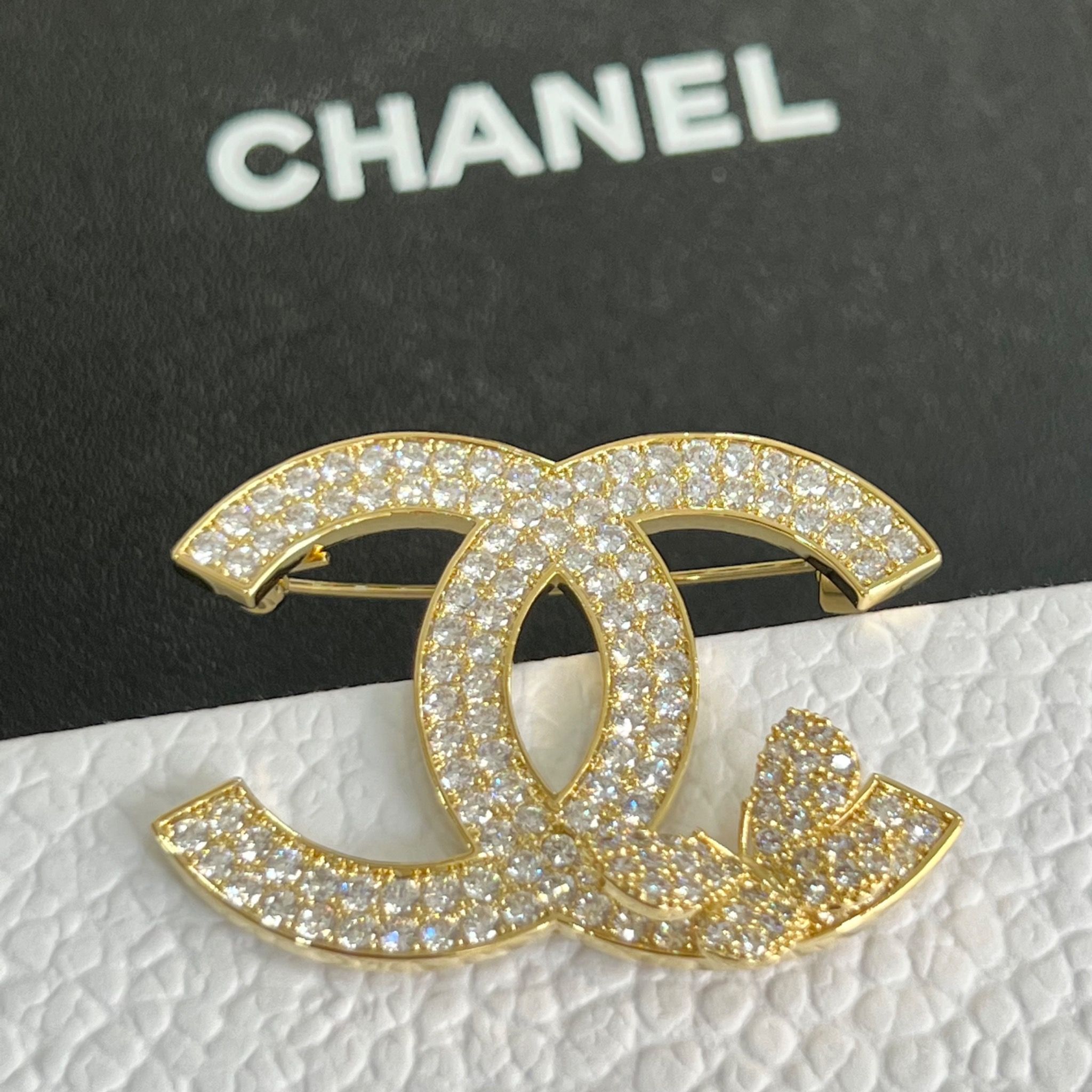 Cài Áo - Chanel & Con Bướm Màu Vàng Pha Lê Trắng (CR)