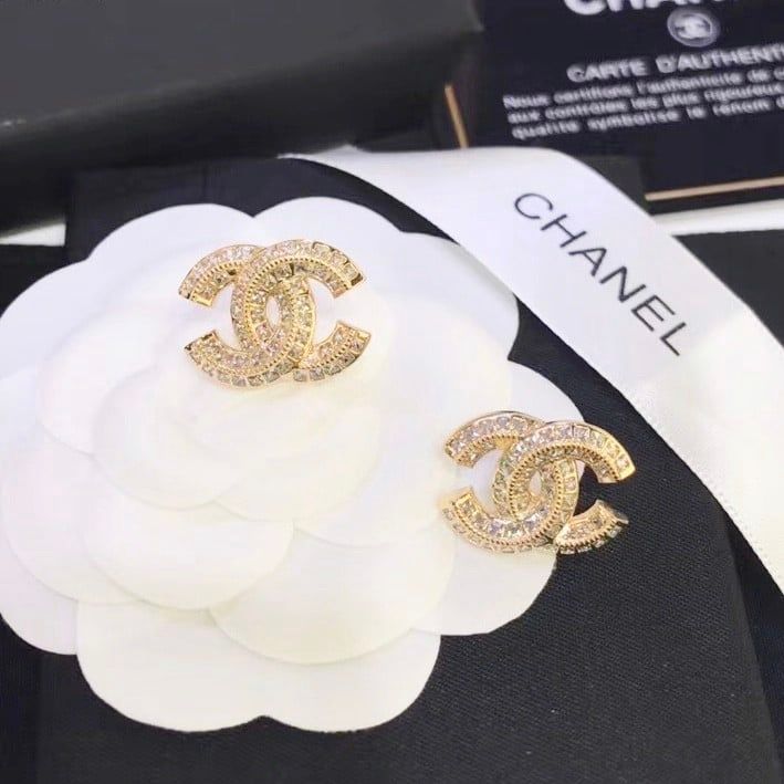 Bộ Trang Sức Chanel Màu Vàng - Cài Áo & Bông Tai Pha Lê Trắng (AK)