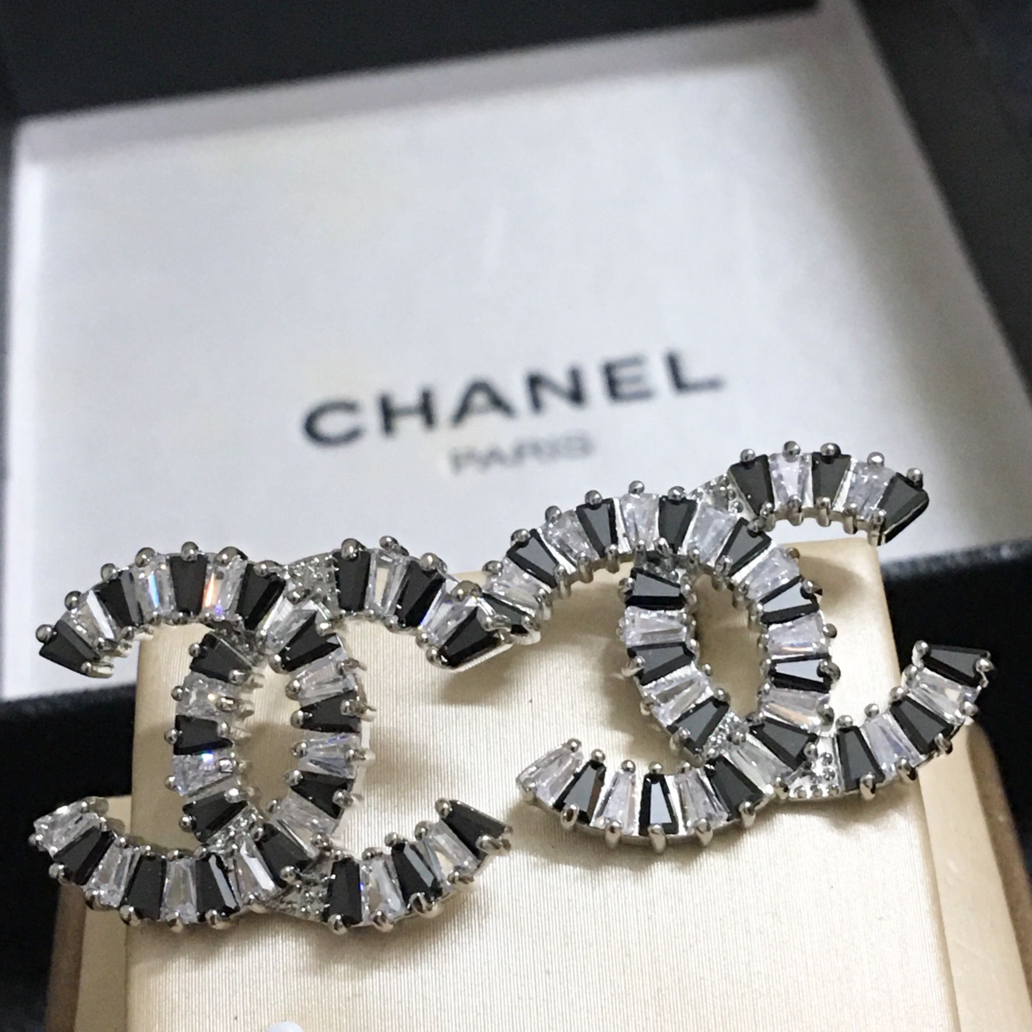 Bông Tai Chanel Bản To Màu Trắng Pha Lê Đen & Trắng (BT)