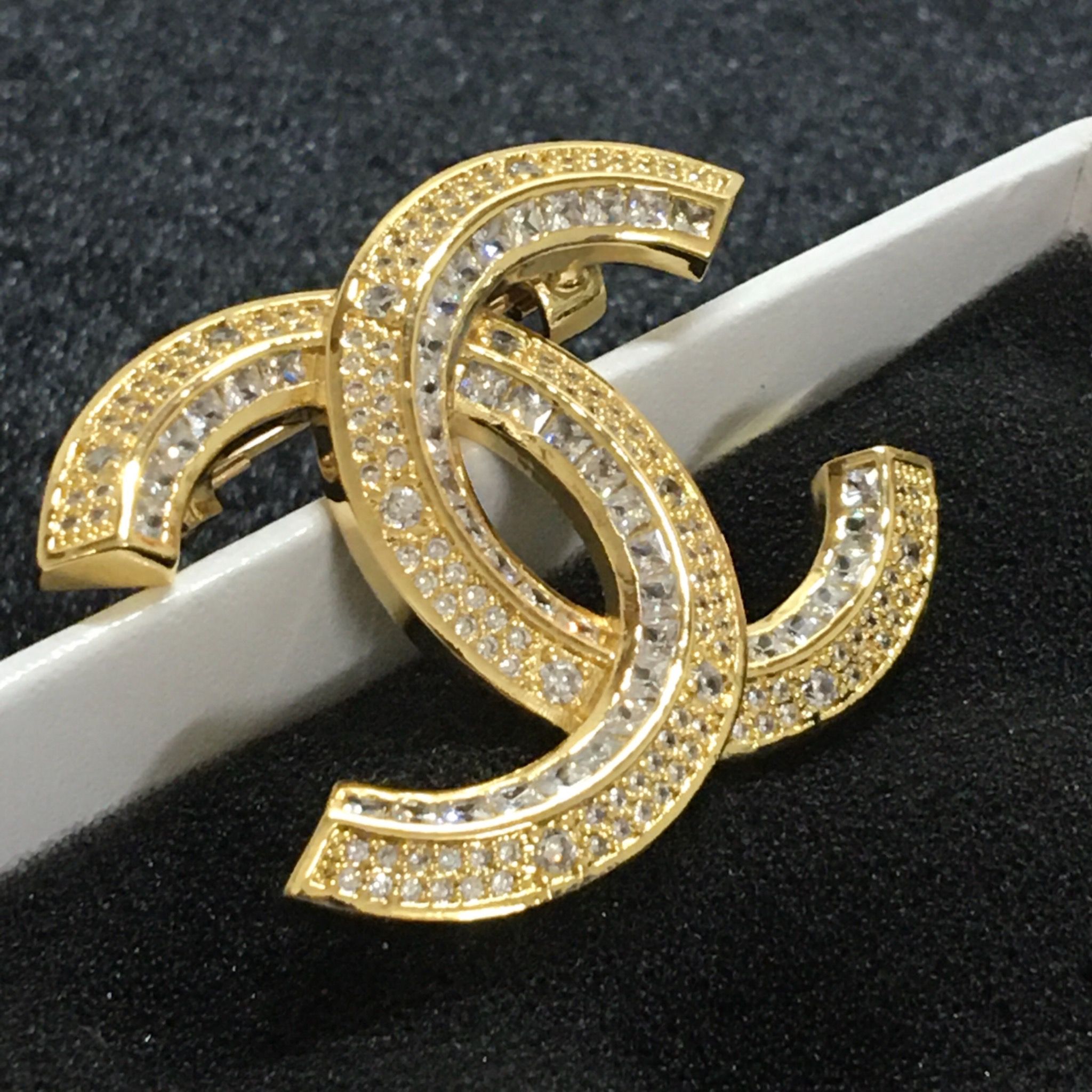 Cài Áo Nam, Nữ - Chanel Màu Vàng Pha Lê Trắng (BD)
