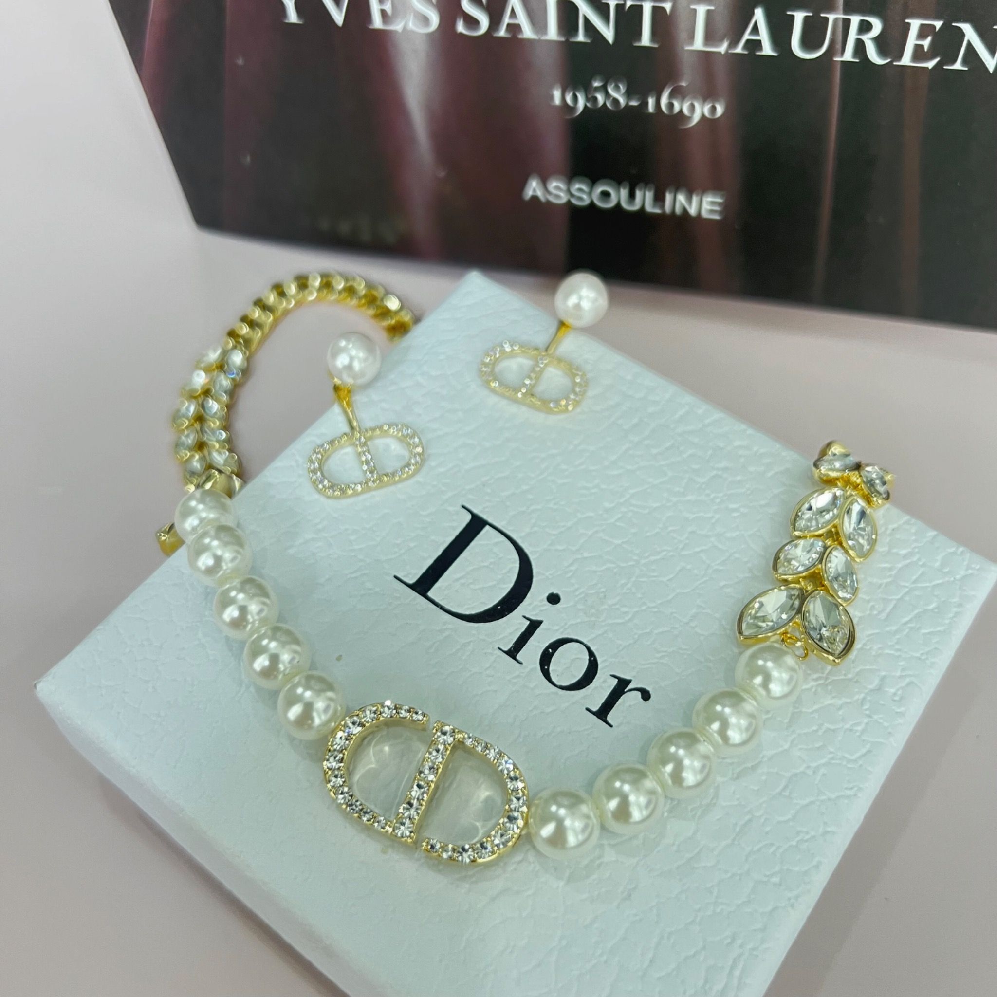 Bộ Trang Sức Dior Vàng - Vòng cổ Choker & Bông Tai Ngọc Trai, Pha Lê 3 Kiểu Đeo Quý Phái (AI)