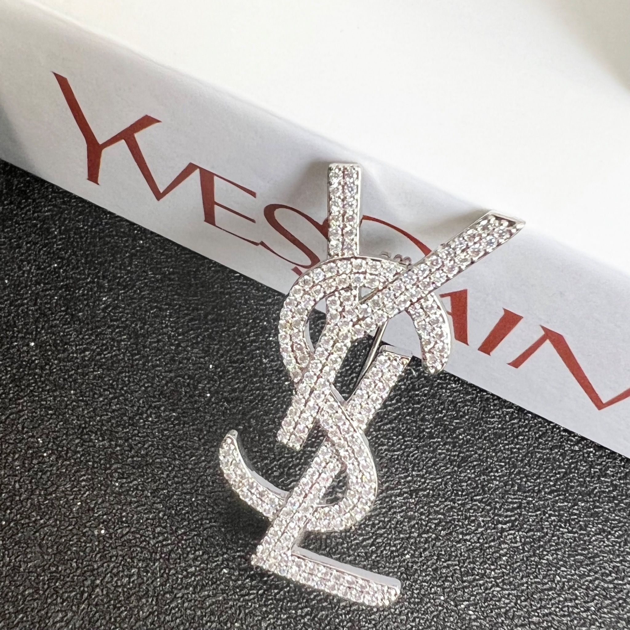 Cài Áo Nam, Nữ - YSL Màu Trắng Pha Lê (AJ)