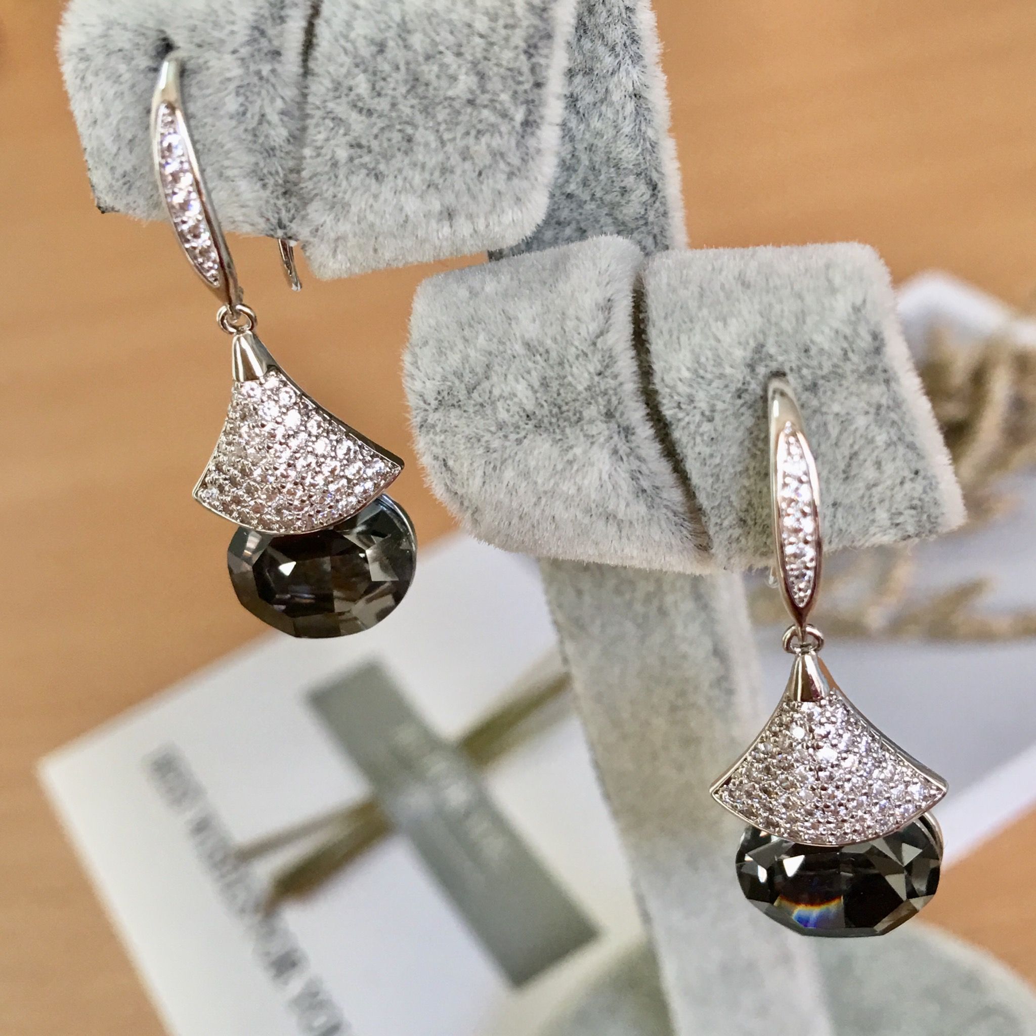 KHUYÊN TAI GIỌT NƯỚC PHA LÊ ĐEN (AK)