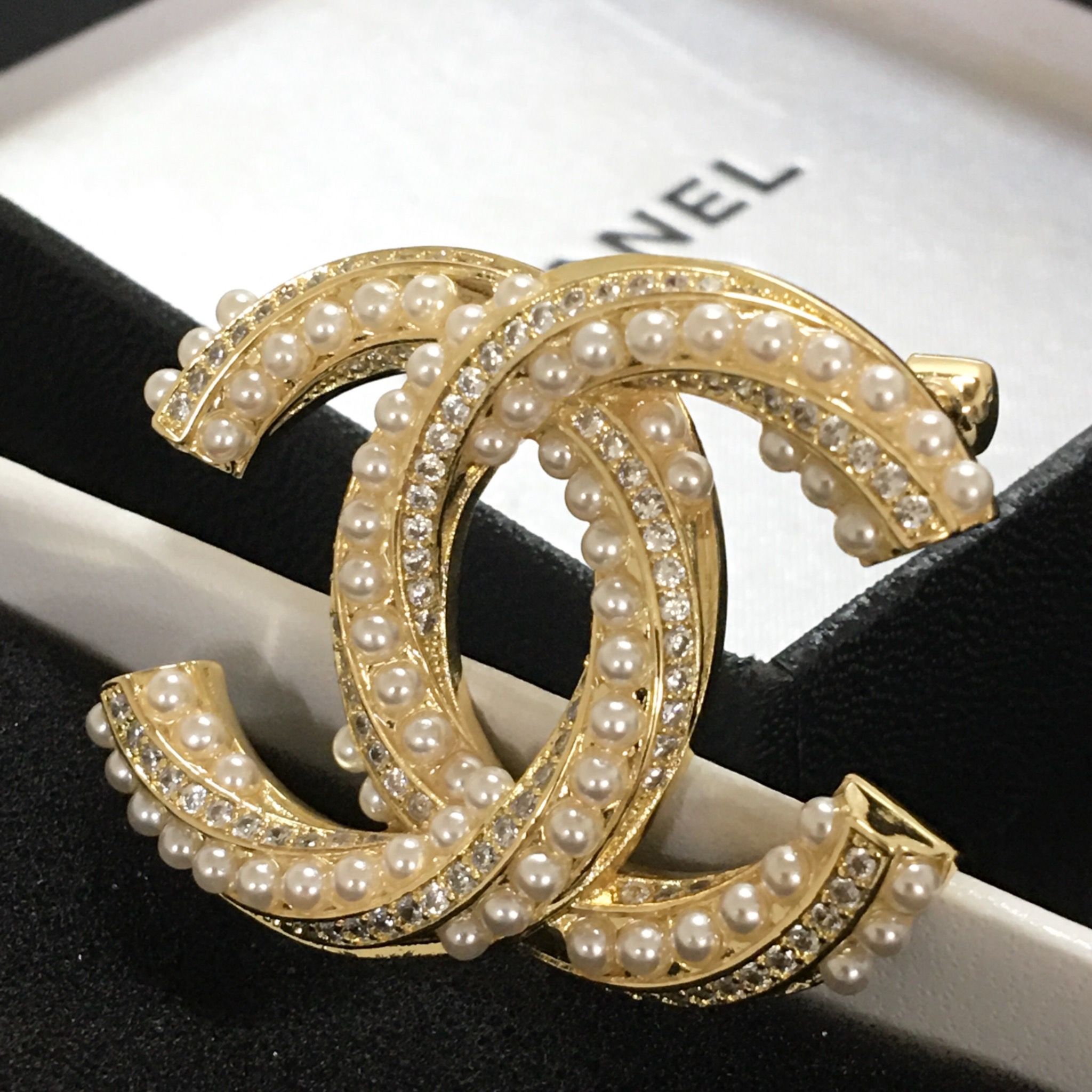 Cài Áo - Chanel Màu Vàng Ngọc Trai & Pha Lê Trắng (AZ)