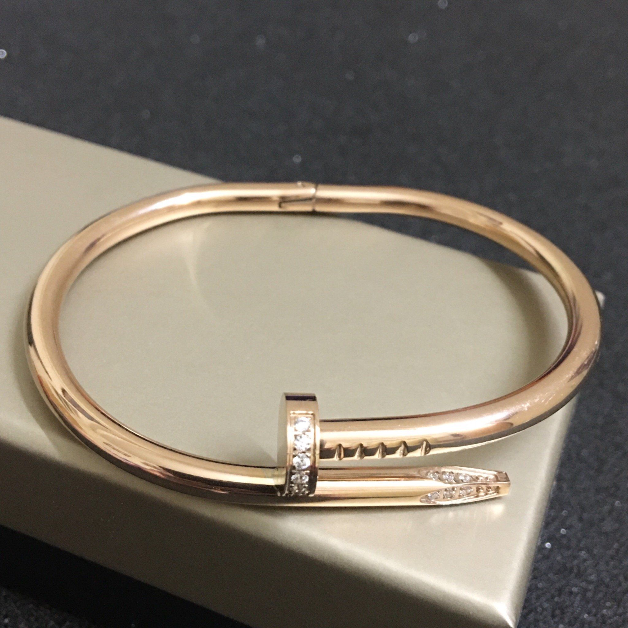 Vòng Tay Nam, Nữ TiTan Cao Cấp - Cartier Cây Đinh Màu Vàng Hồng Pha Lê Trắng