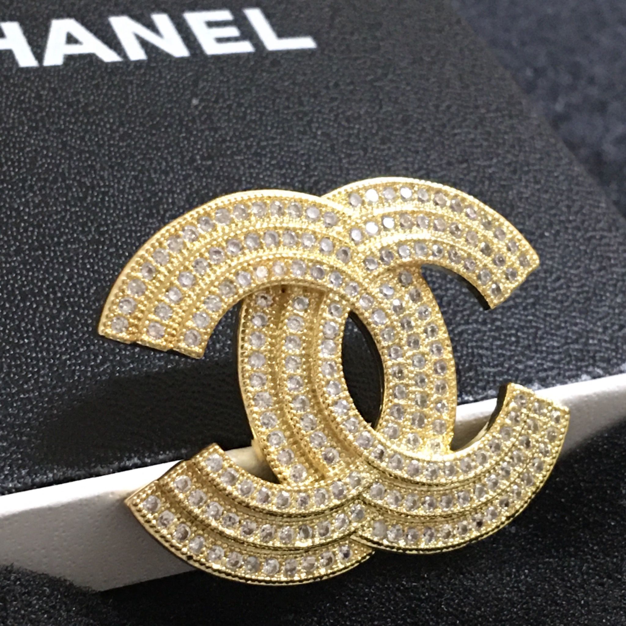Cài Áo Nam, Nữ - Chanel Màu Vàng Pha Lê Trắng (BN)
