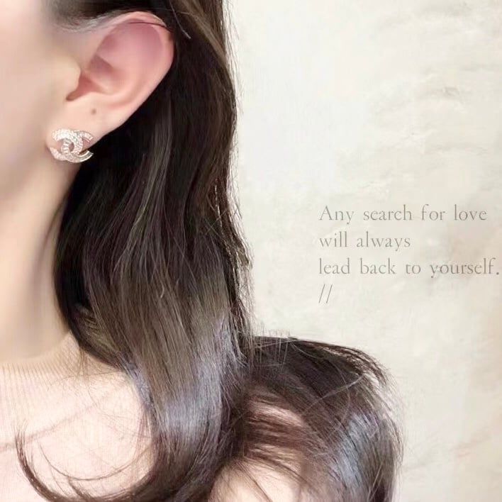 Bông Tai Chanel Màu Trắng Pha Lê (BR)